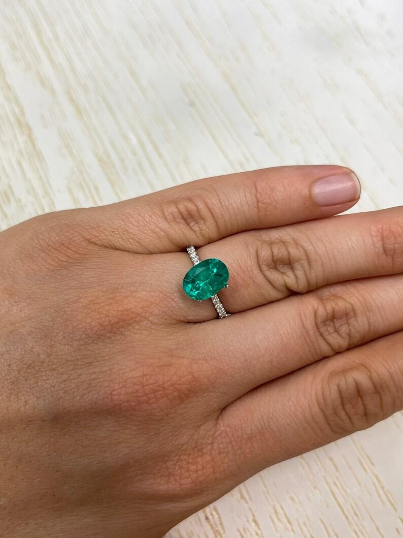 2.88 Carat GIA Certified 11x8 AAA+ MUZO Green Oval Colombian Emerald Gemstone For Sale 1