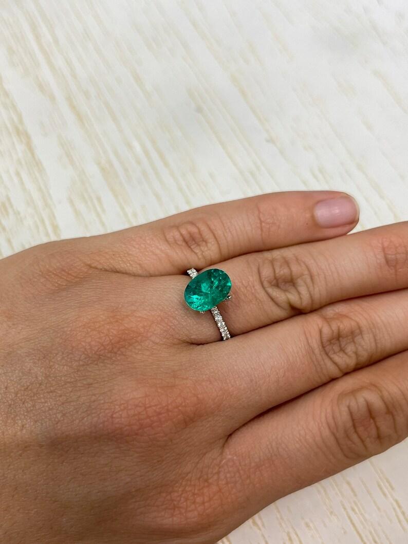 2.88 Carat GIA Certified 11x8 AAA+ MUZO Green Oval Colombian Emerald Gemstone For Sale 2