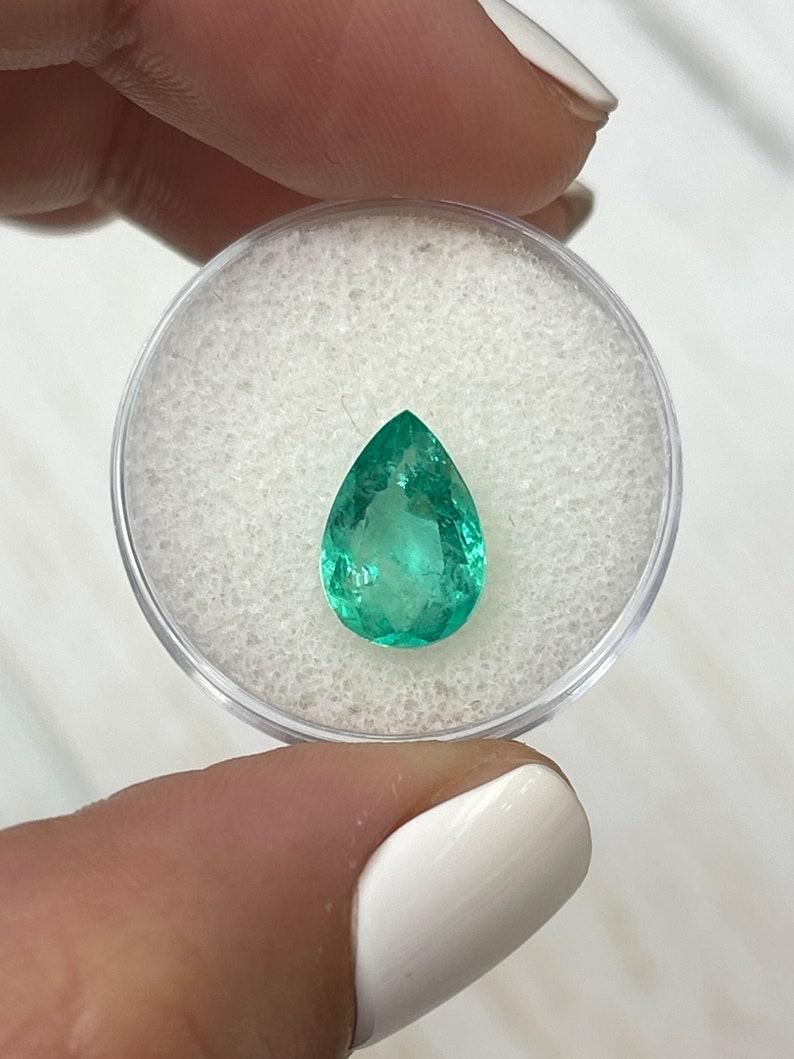 A. Stone: Smeraldo
Peso: 2,88 carati
Forma: Taglio a pera
Chiarezza: Trasparente
Lucentezza: Molto buono
Colore: Verde chiaro e bluastro
Misure: 11,74 mm x 8,21 mm x 5,27 mm
Origine geografica: Colombia
Trattamento: Naturale, oliatura

Commenti: A