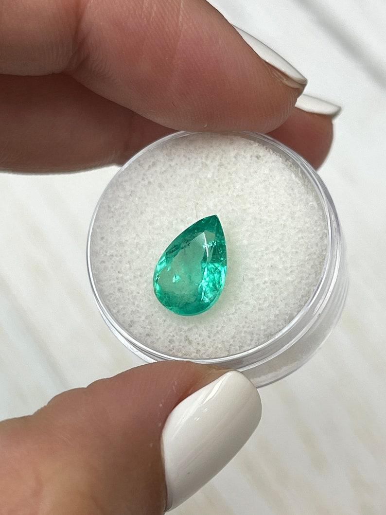 Moderno Smeraldo colombiano verde azzurro da 2,88 carati - pietra di maggio a goccia con taglio a pera in vendita