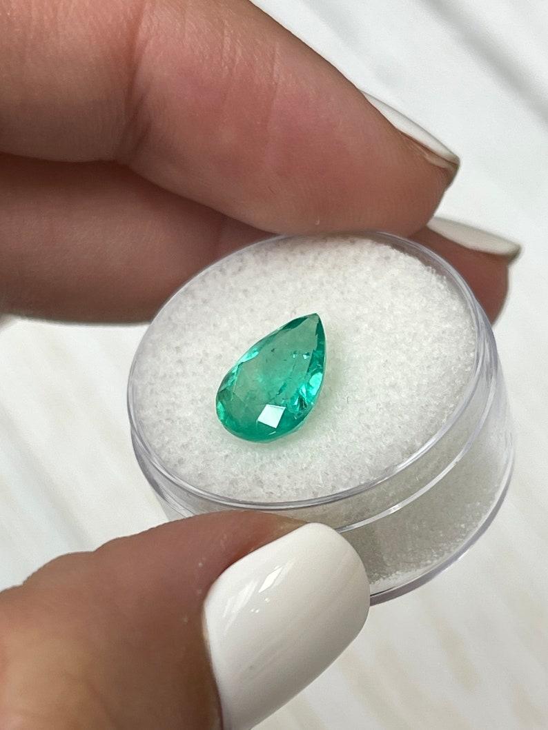 Smeraldo colombiano verde azzurro da 2,88 carati - pietra di maggio a goccia con taglio a pera In condizioni Nuovo in vendita a Jupiter, FL