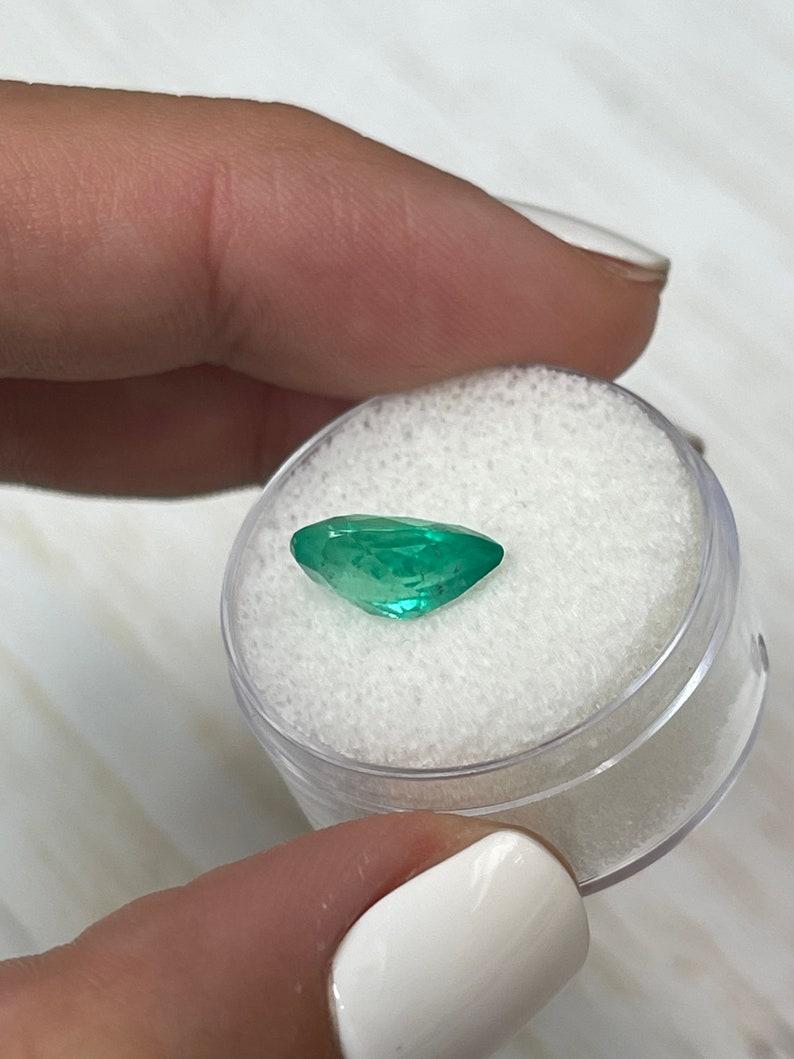 Smeraldo colombiano verde azzurro da 2,88 carati - pietra di maggio a goccia con taglio a pera in vendita 1