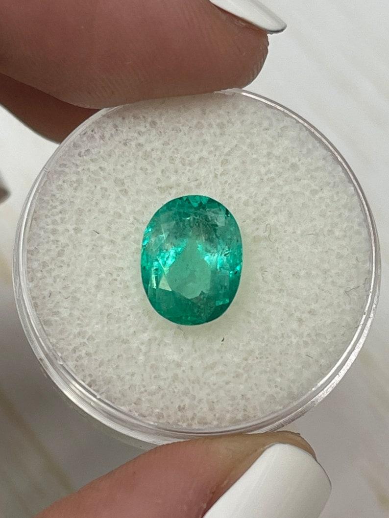 Piedra: Esmeralda
Peso: 2,88 quilates
Forma: Corte Oval
Claridad: Transparente
Lustre: Muy bueno
Color: Verde azulado claro
Medidas: 10,11 mm x 7,90 mm x 6,21 mm
Origen geográfico: Colombia
Tratamiento: Natural, Engrasado

Observaciones: Debido a