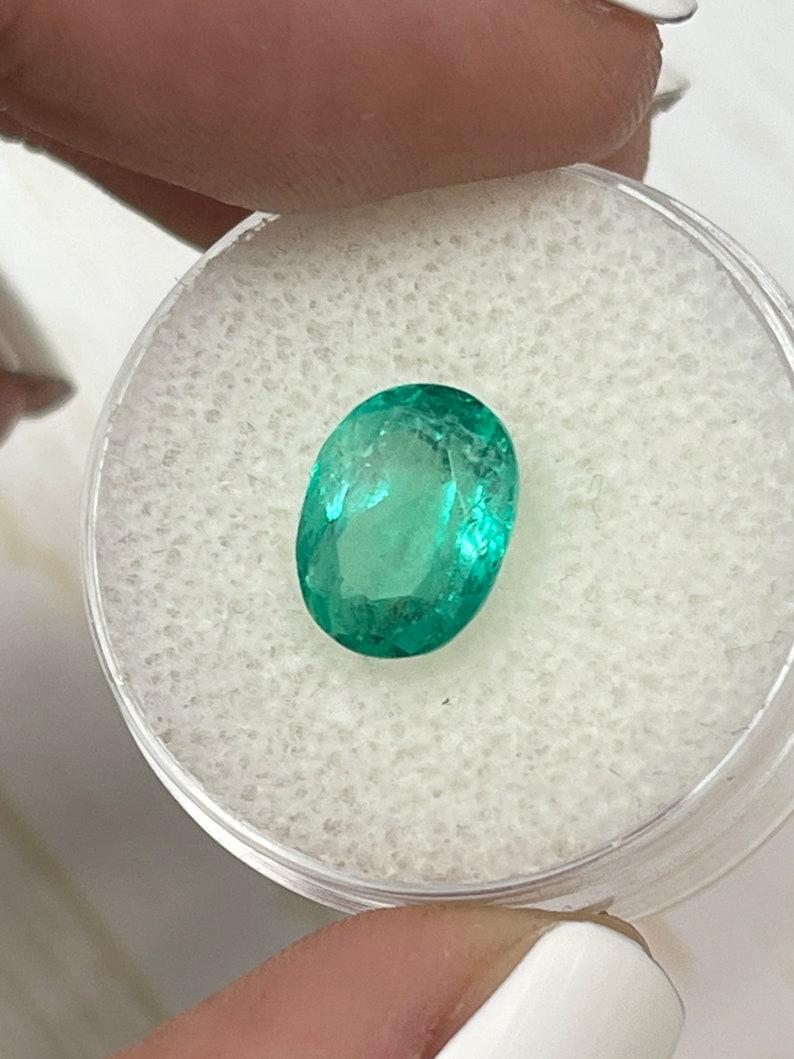 Esmeralda colombiana verde azulada clara de 2.88 quilates talla oval - Gema del mes de mayo Moderno en venta