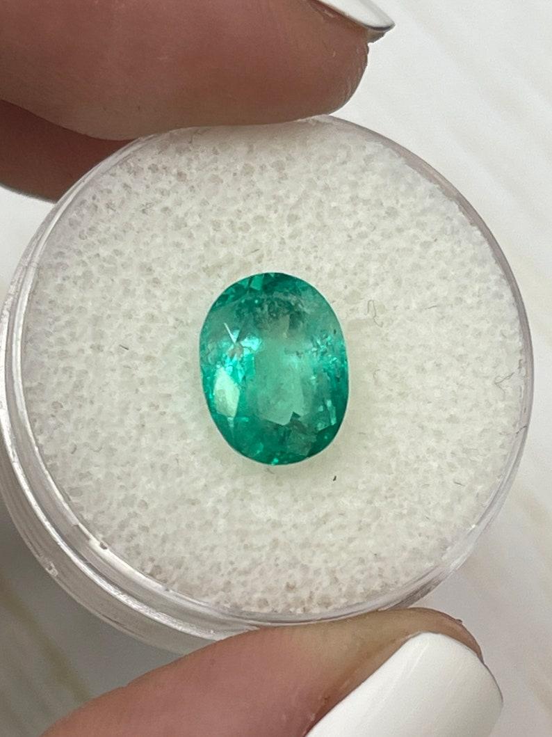 Esmeralda colombiana verde azulada clara de 2.88 quilates talla oval - Gema del mes de mayo Corte oval en venta