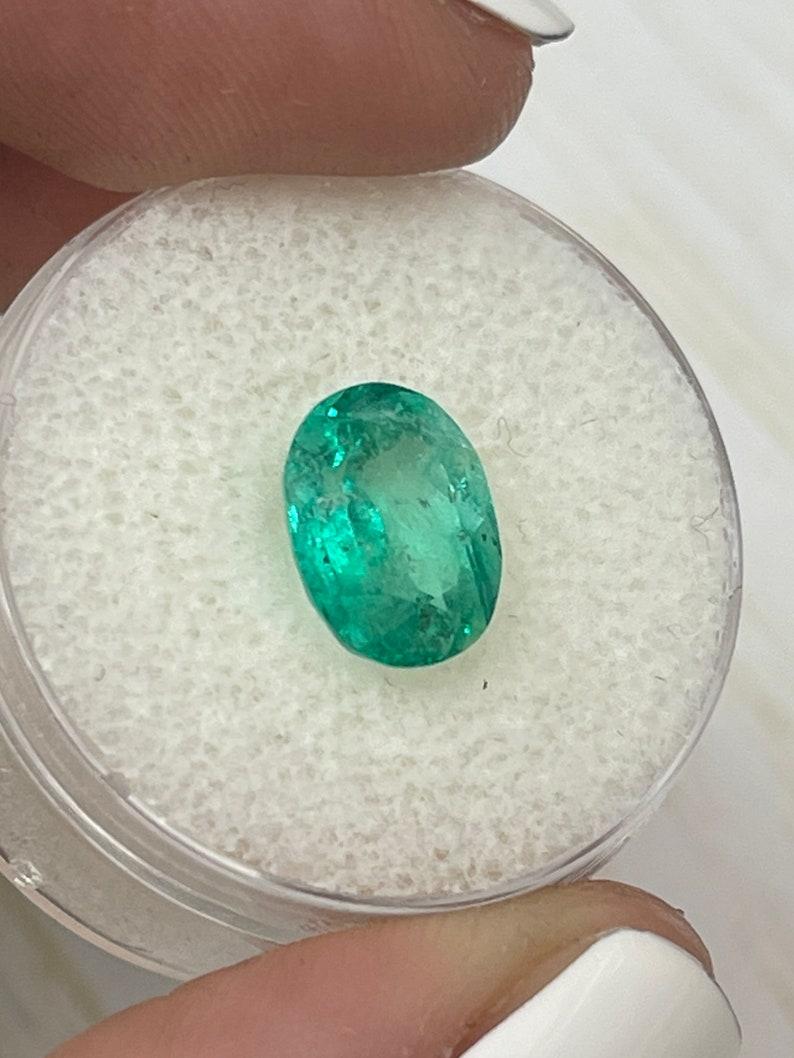 Esmeralda colombiana verde azulada clara de 2.88 quilates talla oval - Gema del mes de mayo en Nuevo estado para la venta en Jupiter, FL