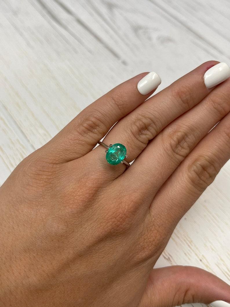 Esmeralda colombiana verde azulada clara de 2.88 quilates talla oval - Gema del mes de mayo en venta 1