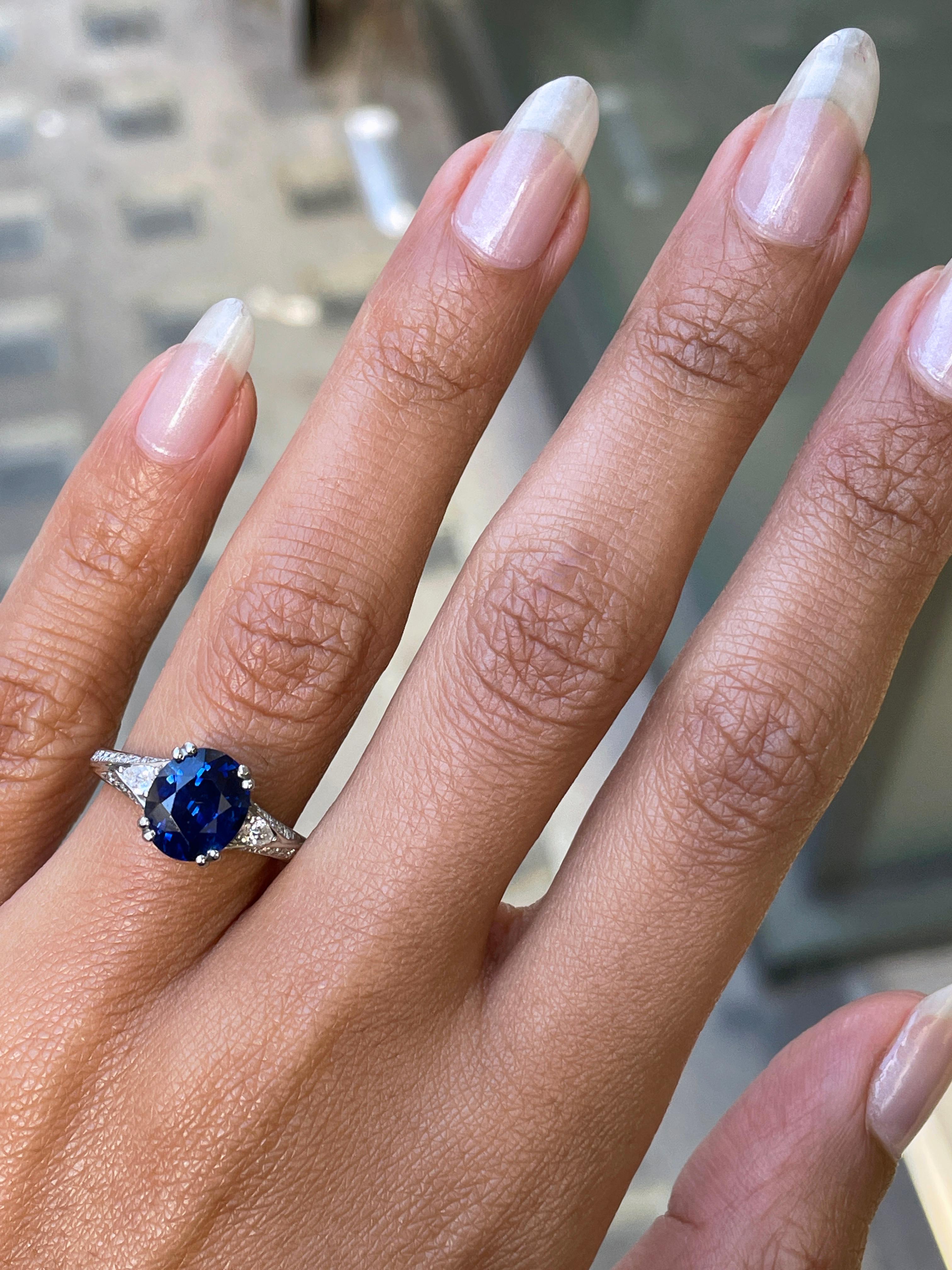Moderne Bague de fiançailles en platine avec saphir bleu ovale de 2,88 carats et diamants en vente