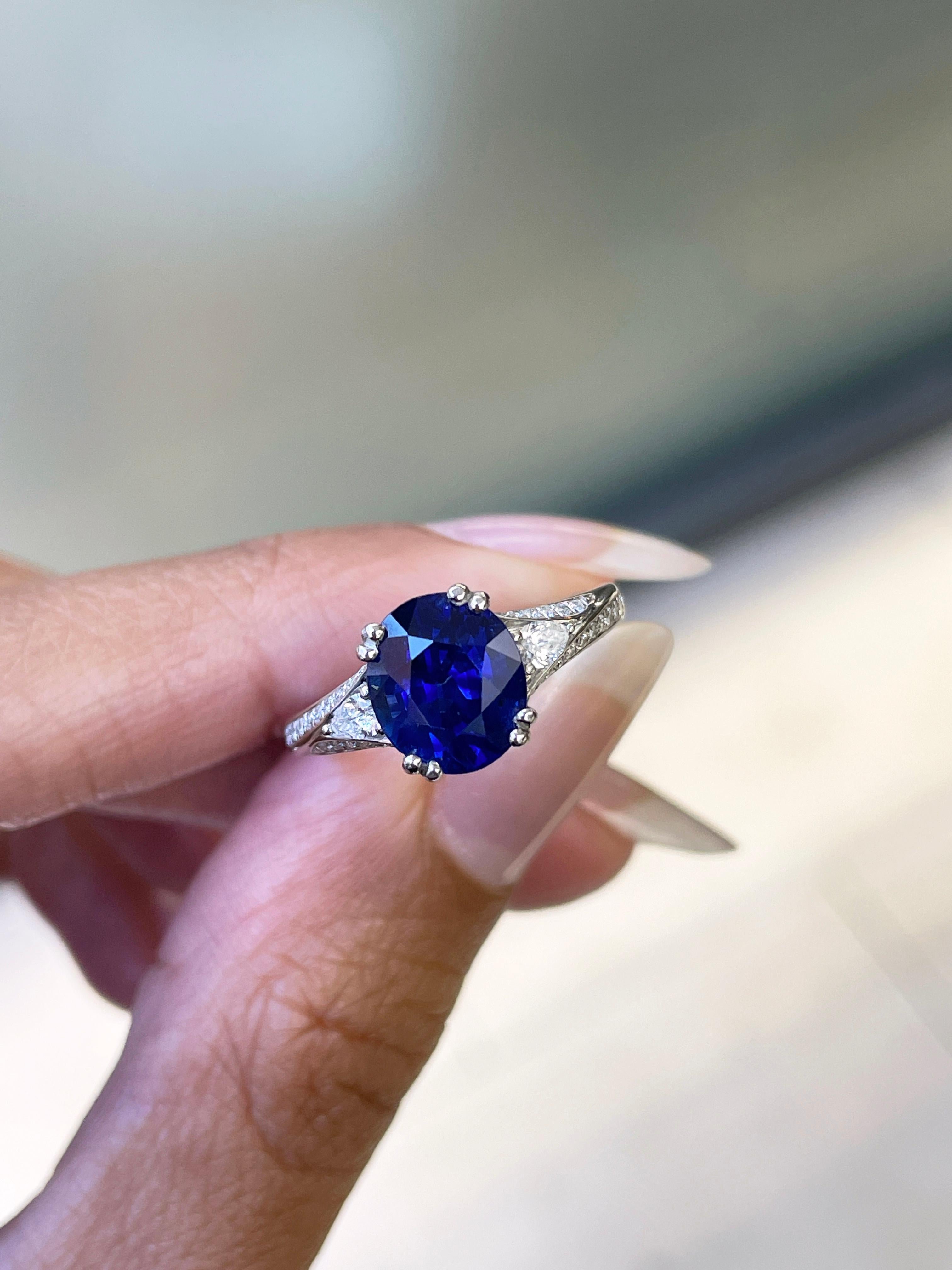Taille ovale Bague de fiançailles en platine avec saphir bleu ovale de 2,88 carats et diamants en vente