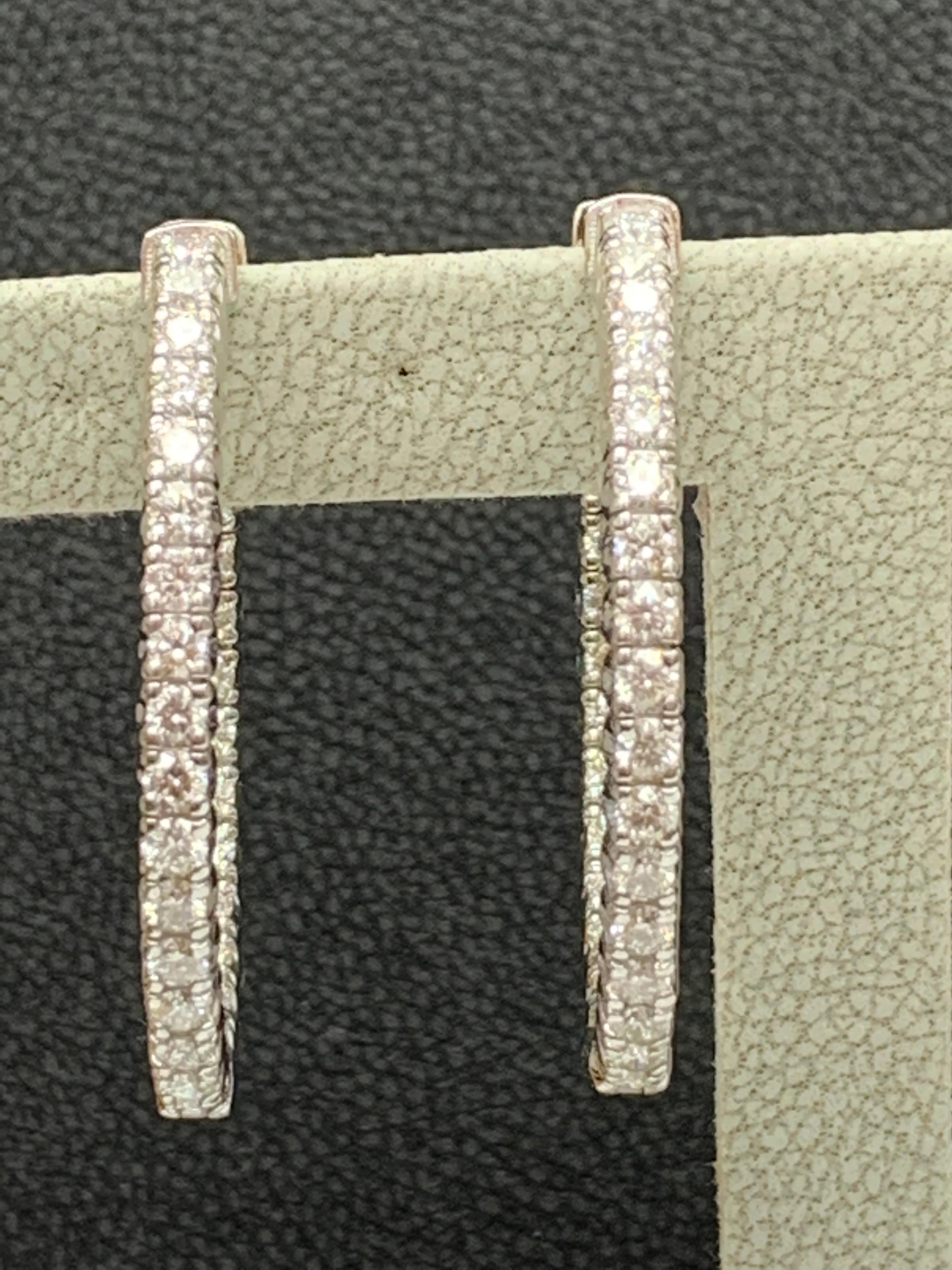 Ein schickes und modisches Paar Creolen mit runden Diamanten im Brillantschliff, gefasst in 14 Karat Weißgold.  58 runde Diamanten wiegen insgesamt 2,88 Karat. Ein schönes Schmuckstück.
Alle Diamanten sind GH Farbe SI1 Klarheit.
Style ist in