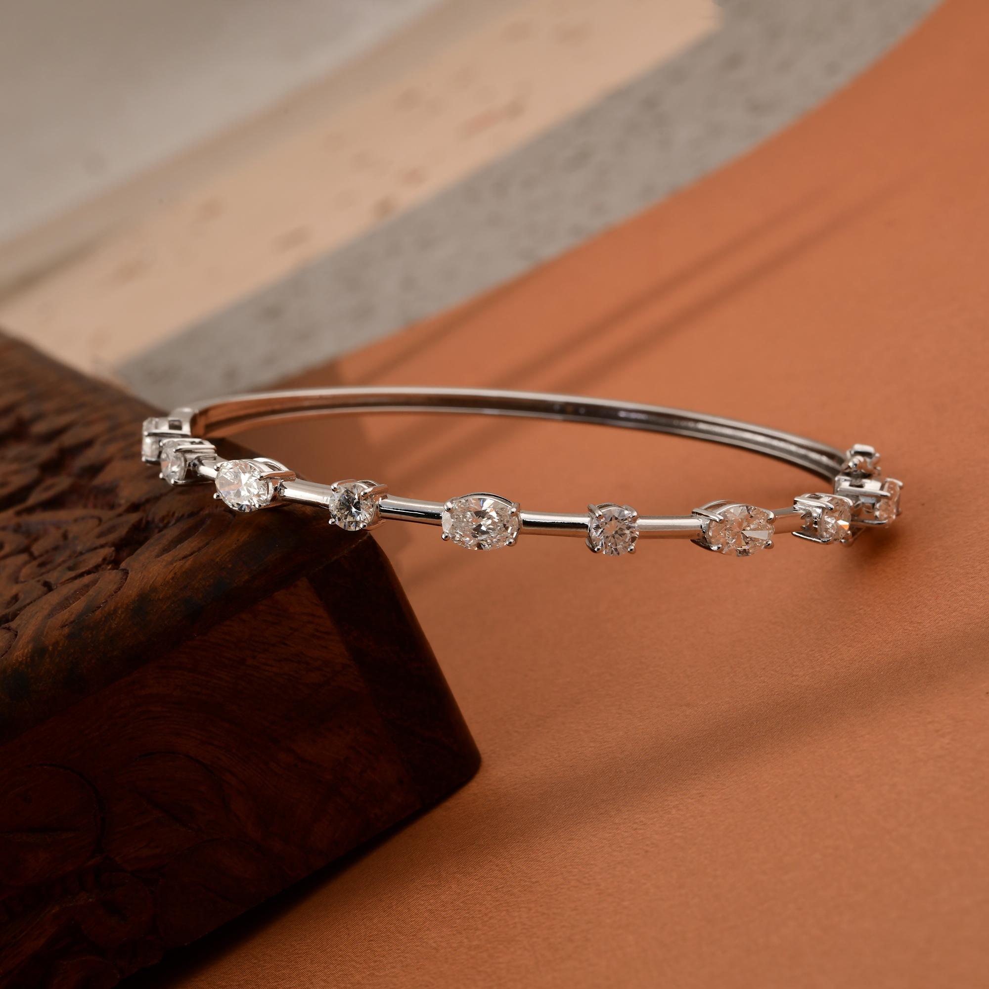 2.88 Carat SI/HI Multi Shape Diamond Sleek Bracelet 14 Karat White Gold Jewelry In New Condition For Sale In Diera, Dubai
