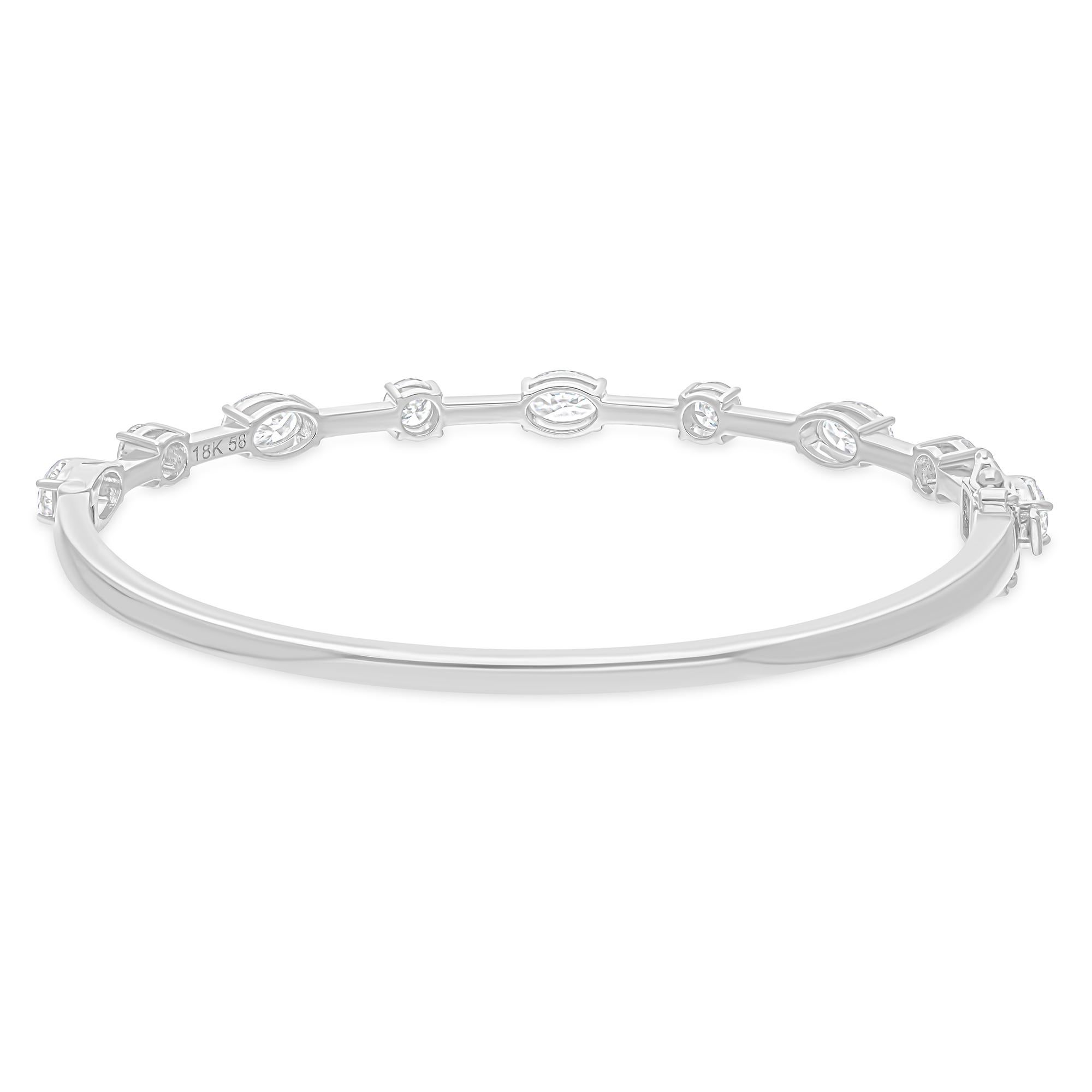 Moderne 2.88 Carat SI/HI Multi Shape Diamond Sleek Bracelet 18 Karat White Gold Jewelry en vente