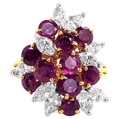 Bague en or jaune 18 carats avec grappe de rubis et de diamants d'un poids total de 2,88 carats