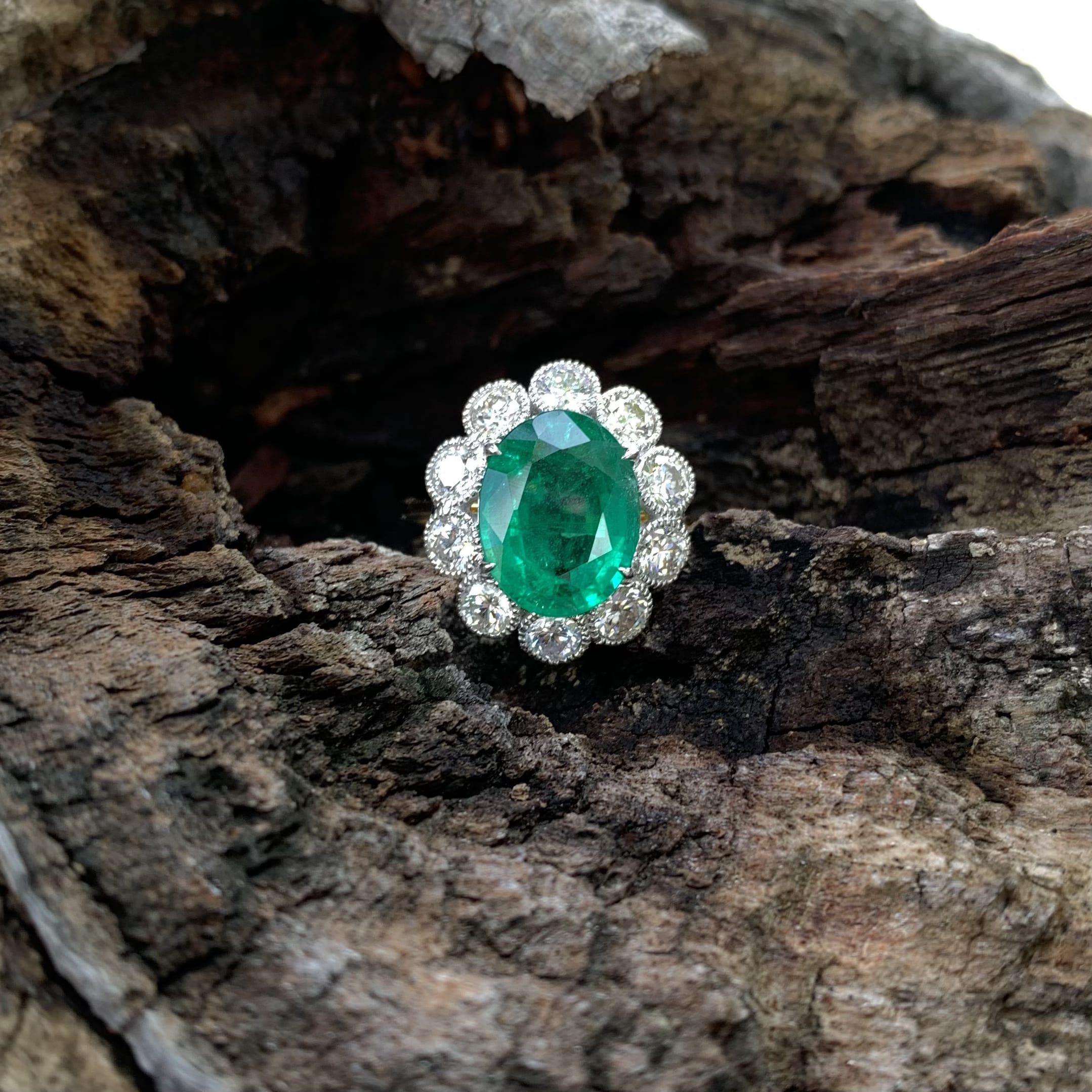Oval Cut 2.88 Carat Vivid Green Emerald Ring in 18K Yellow Gold