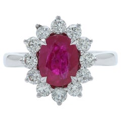 Bague de style Diana en or blanc 18 carats avec rubis ovale et diamants de 2,88 carats