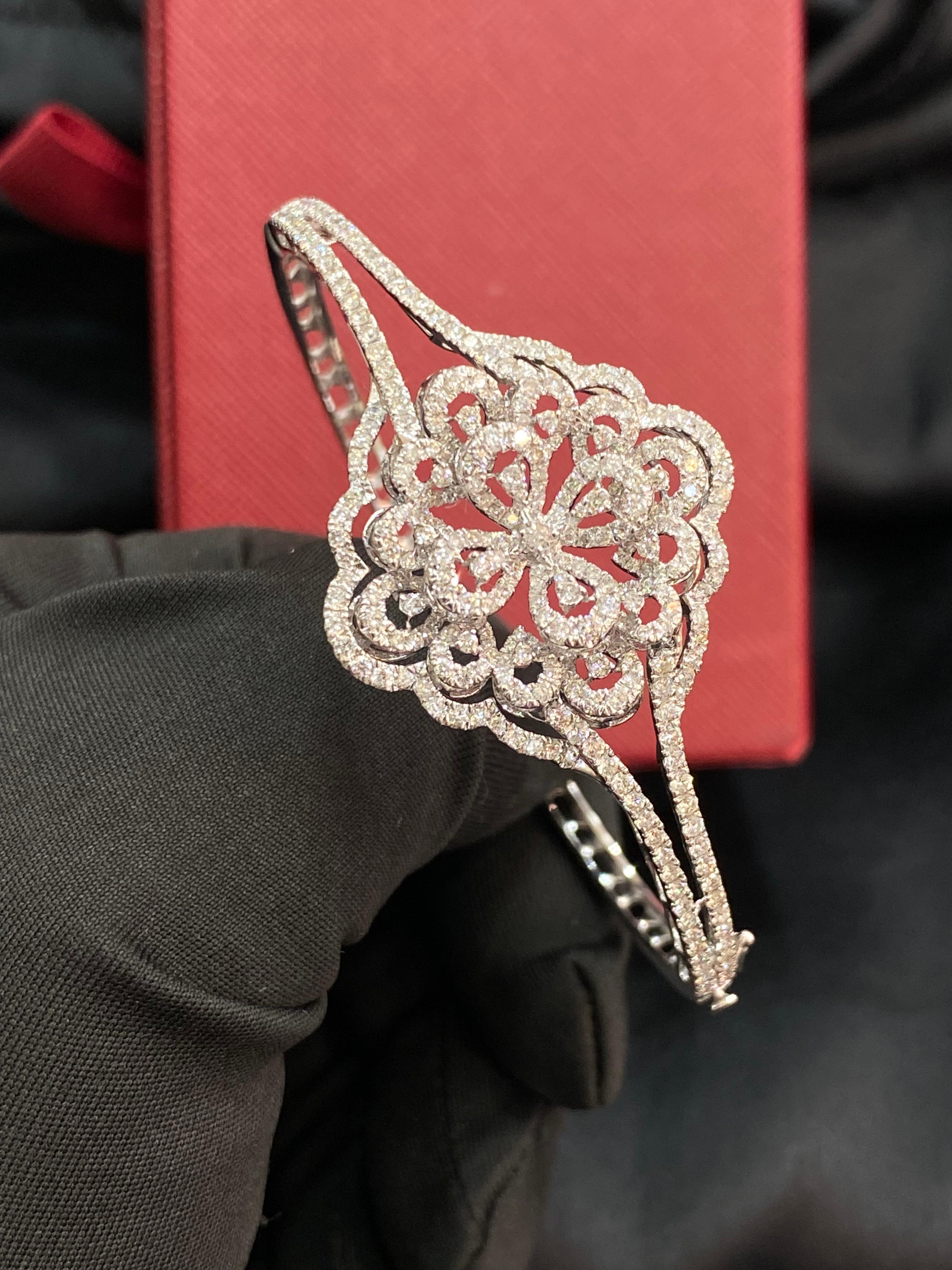 A bracelet this exquisite is bound to evoke a million-dollar smile. Crafted with 2.88 carats of dazzling diamonds in 14K white gold, this piece of beauty promises to make you feel truly regal!

Specifications : 

Diamond Weight : 2.88 Carats
Diamond
