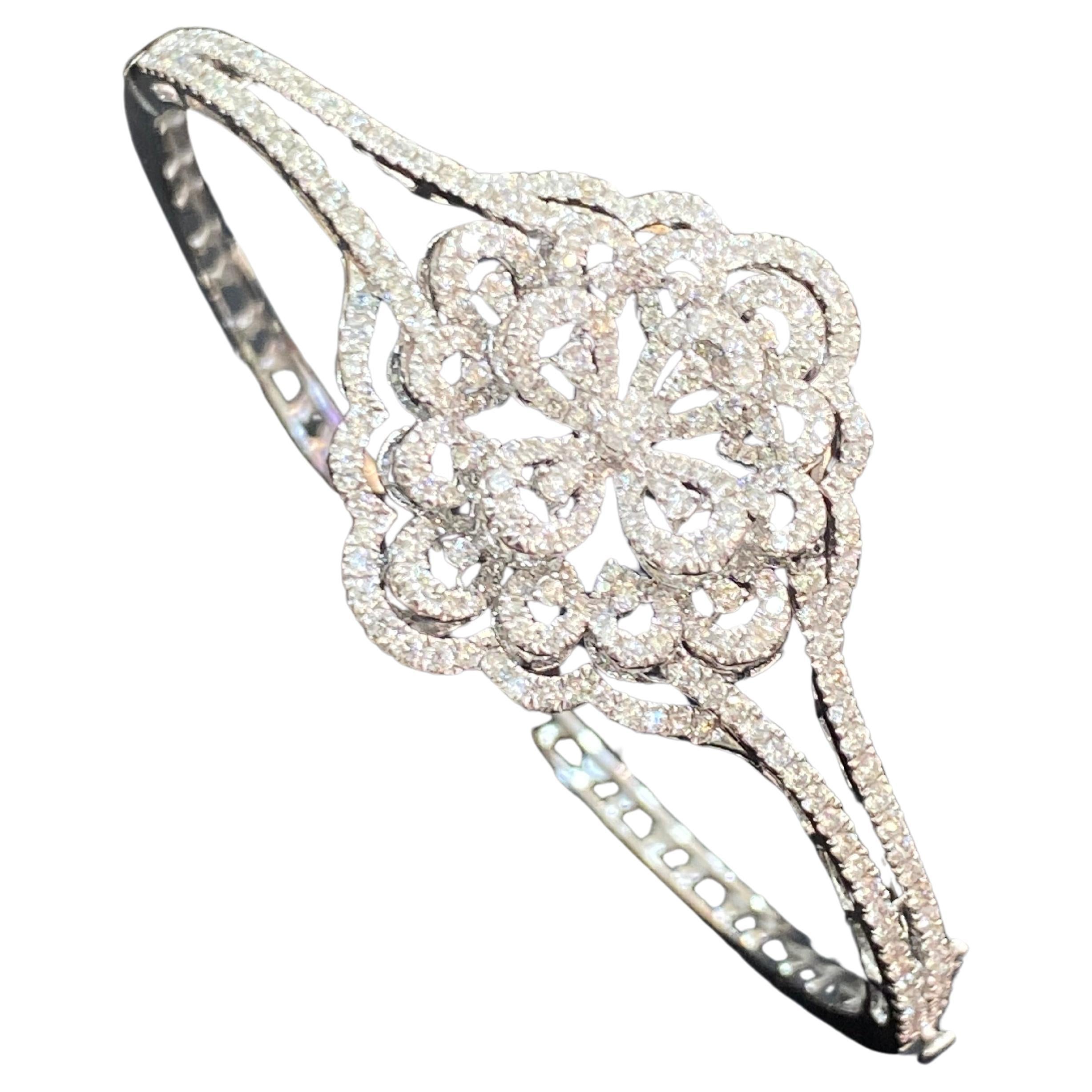 Bracelet à charnières F/VS1 en or blanc 14 carats avec diamants naturels ronds brillants de 2,88 carats en vente