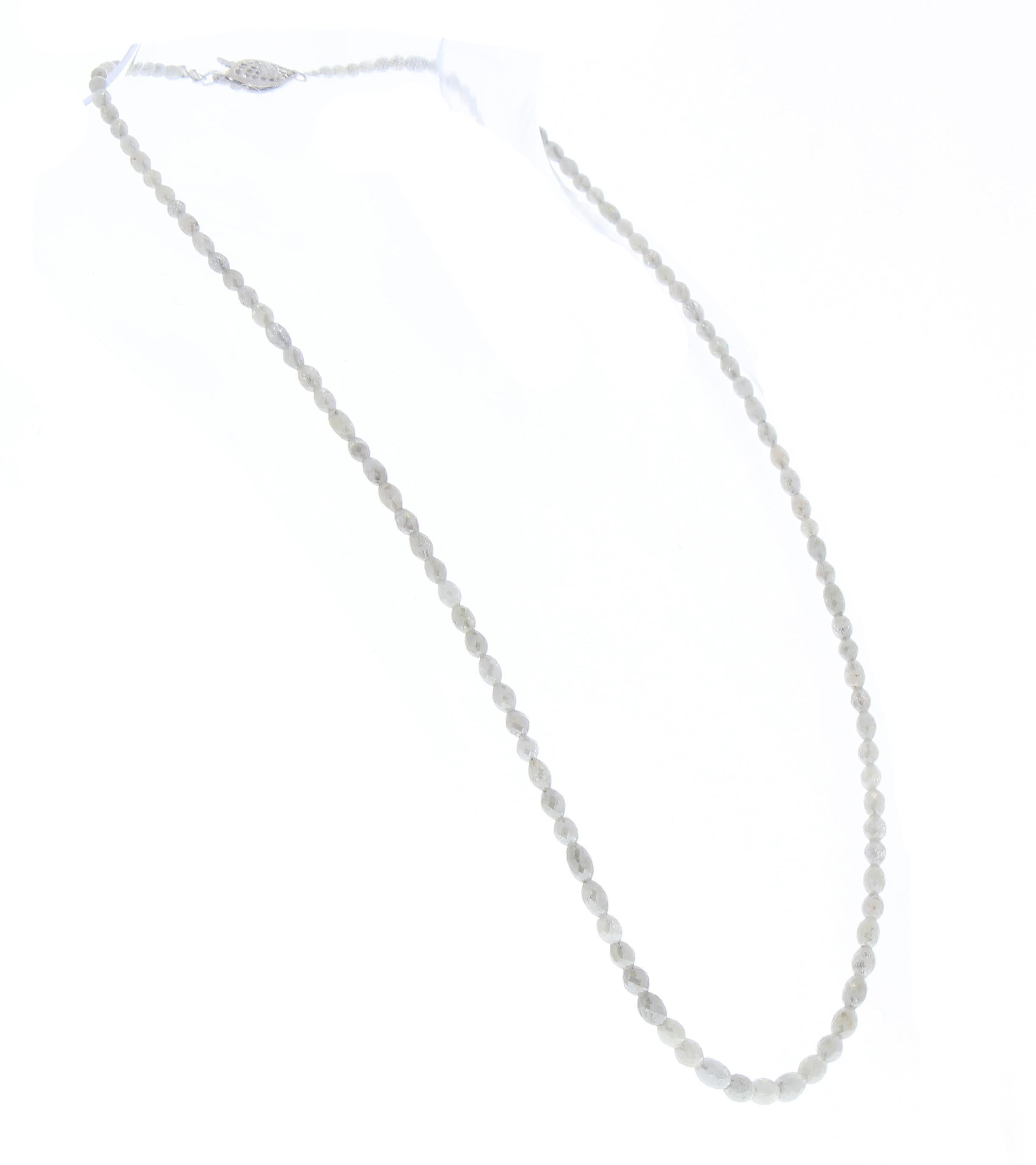 Questa collana è un'imponente fila di 111 diamanti bianchi sfaccettati briolette per un totale di 28,80 carati. Dal design sottile e perfetta per essere abbinata ad altre collane e catene, questa collana di diamanti bianchi si farà sicuramente