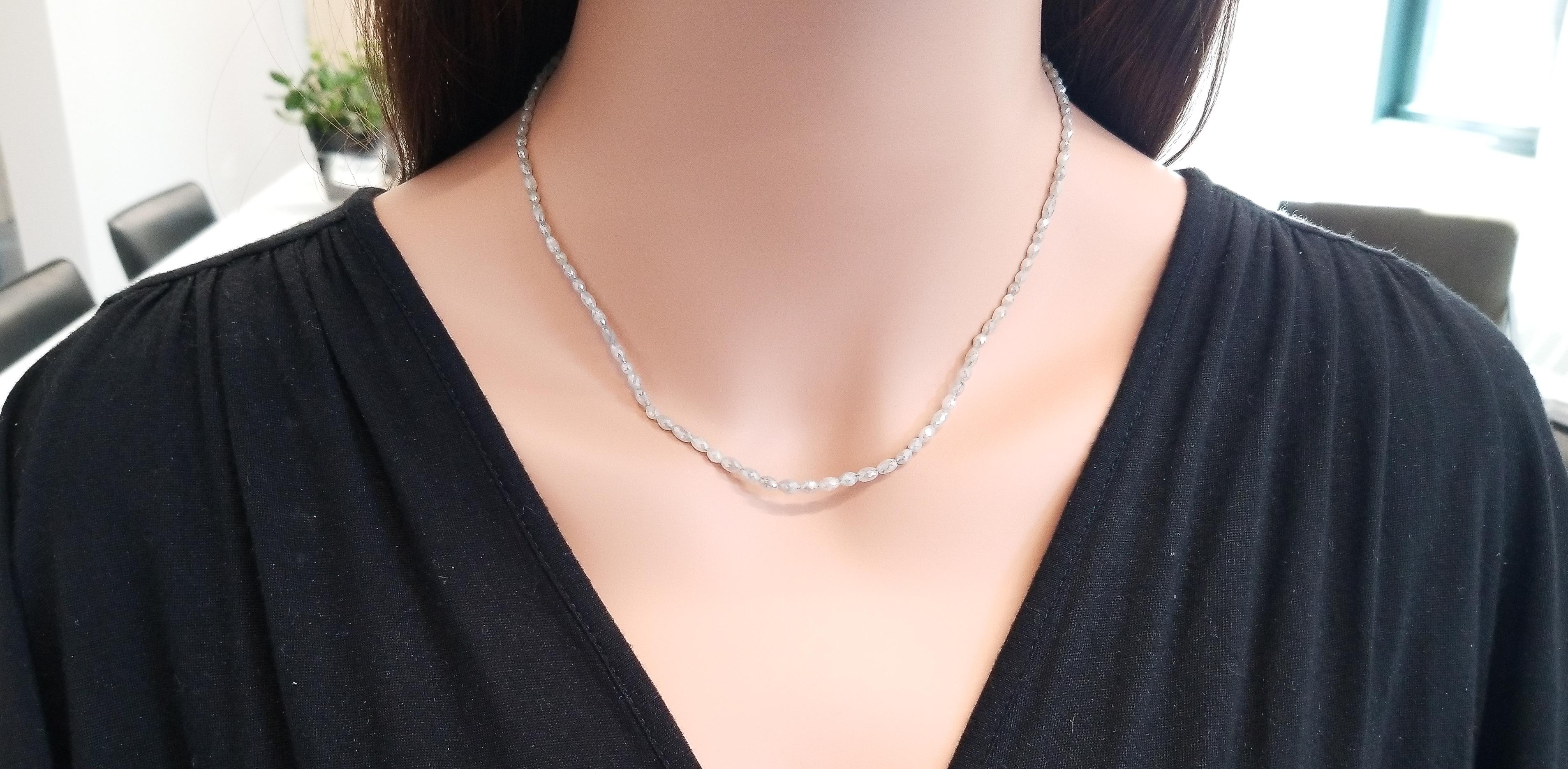 Contemporaneo Collana con diamanti naturali bianchi rotondi sfaccettati da 28,80 carati in vendita