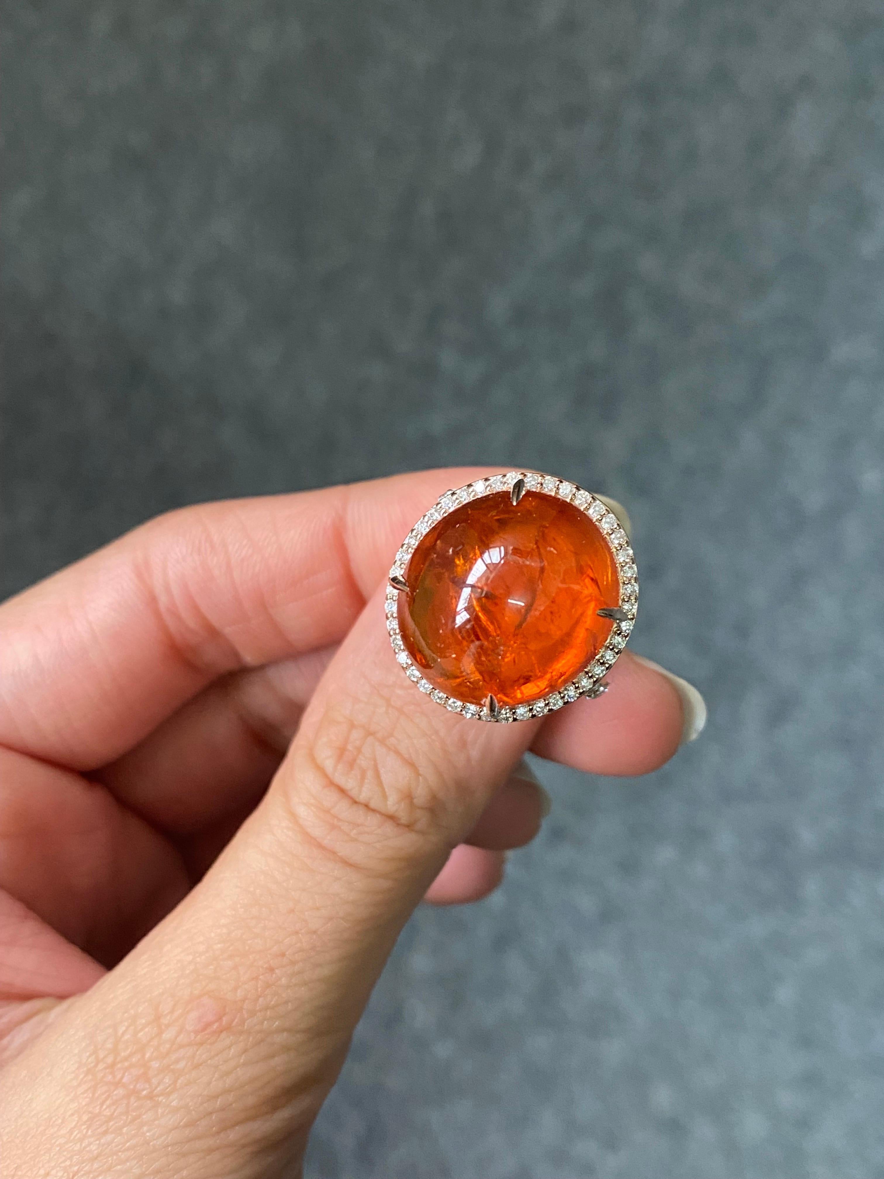 Faites-vous remarquer avec cette magnifique bague de cocktail en or rose 18 carats, ornée de grenats mandarins et de diamants blancs. Le grenat pèse 26,82 carats et présente une superbe teinte orange. La taille actuelle de la bague est de 7 US, mais