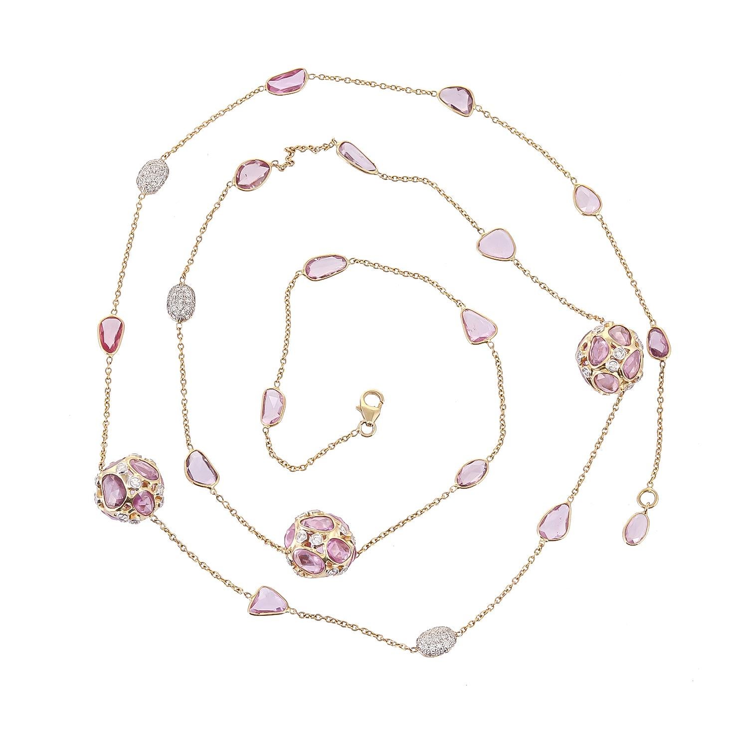 This 18 karats yellow gold chain features irregular shaped 28.82 carats pink sapphires rose cuts which are set to form a round ball with sprinkled 1.87 carats diamonds. Modern and Subtle.
Art of gifting: the Jewel is presented with 'Exquisite Fine