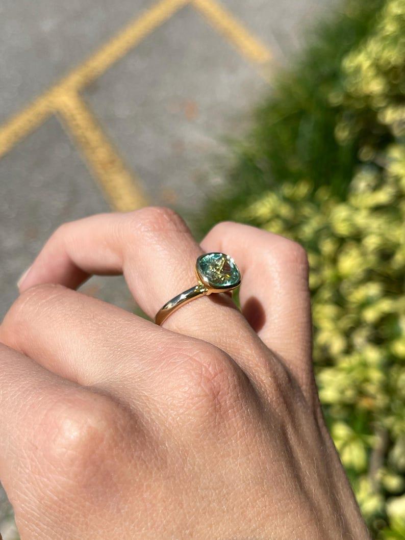 Women's 2.88ct 18K Cushion Cut Emerald Solitaire Ring - Minty Green Bezel Set Gold For Sale