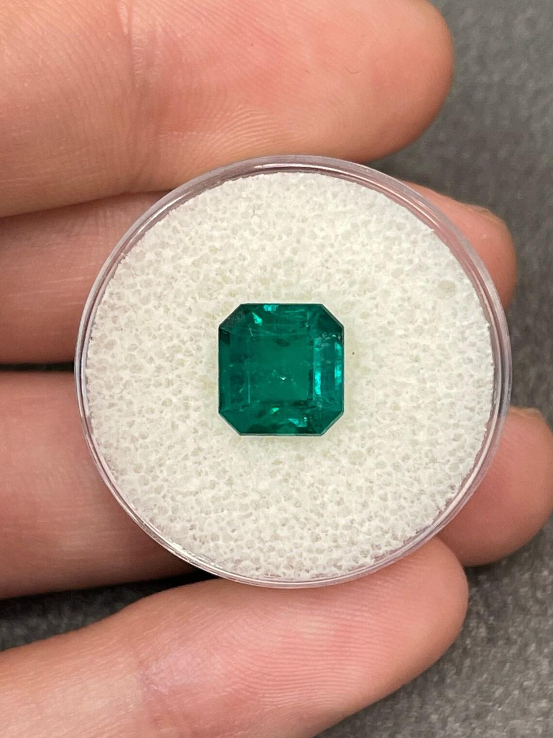 Pierre : Émeraude
Poids : 2,88 carats
Forme : Coupe Asscher
Clarté : Transparent
Éclat : Excellent-Très bon
Couleur : Vert Muzo vif
Dimensions : 8,79 mm x 8,52 mm x 6,20 mm
Origine géographique : Colombie
Traitement : Naturel, huilé

Commentaires :