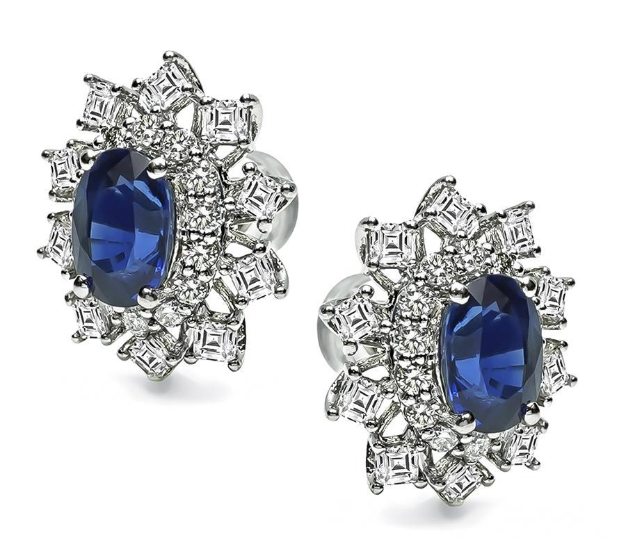 Voici une magnifique paire de boucles d'oreilles en platine. Les boucles d'oreilles sont ornées de saphirs de taille ovale pesant environ 2.88ct. Les saphirs sont mis en valeur par d'étincelants diamants ronds et taillés en carreaux qui pèsent