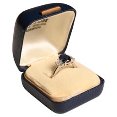 Bague en platine avec saphir taille ovale (environ 2,80 carats) et diamants