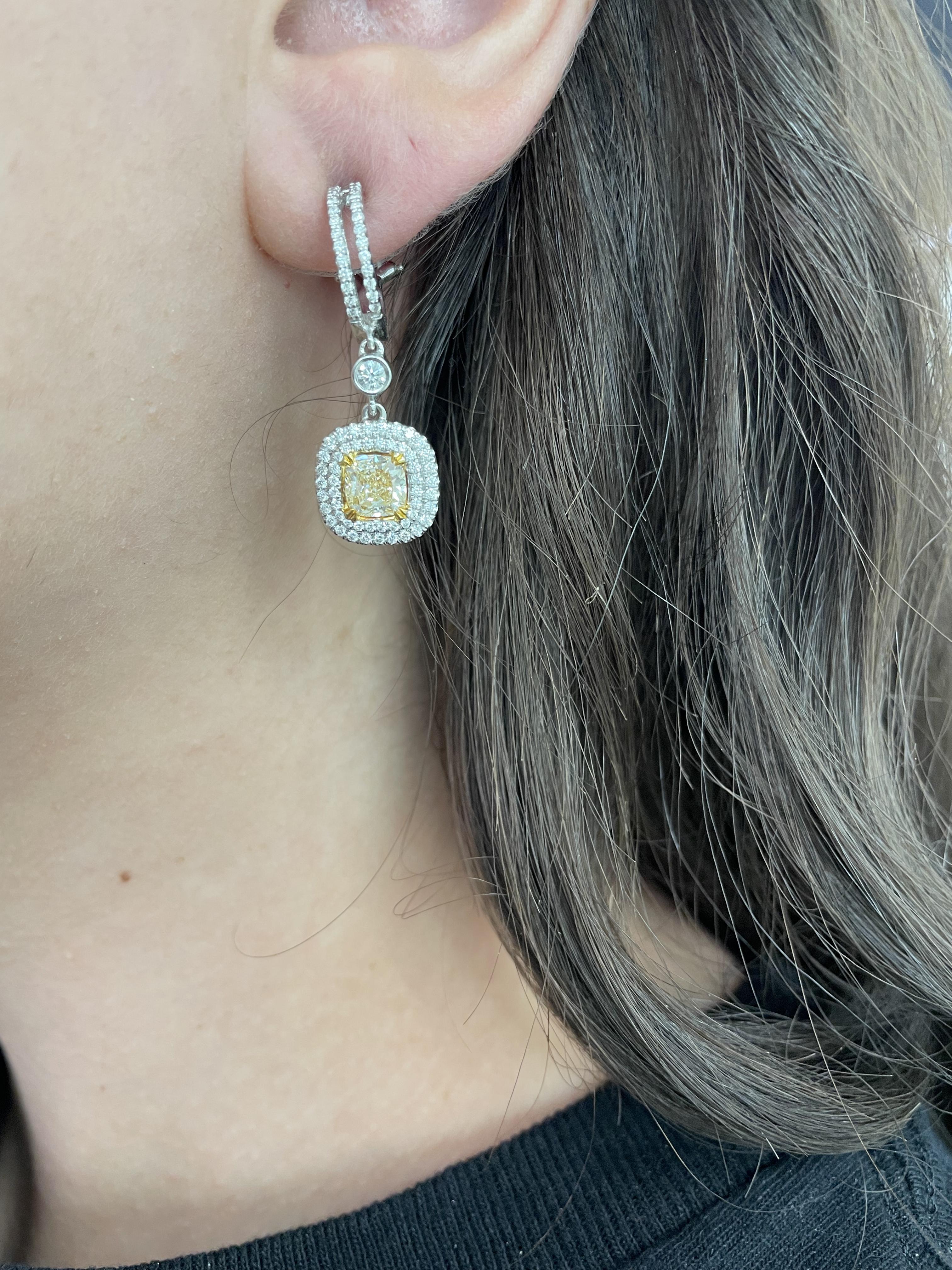 Taglio cuscino Orecchini pendenti con diamante giallo certificato da 2,88 carati e doppio alone 18k in vendita