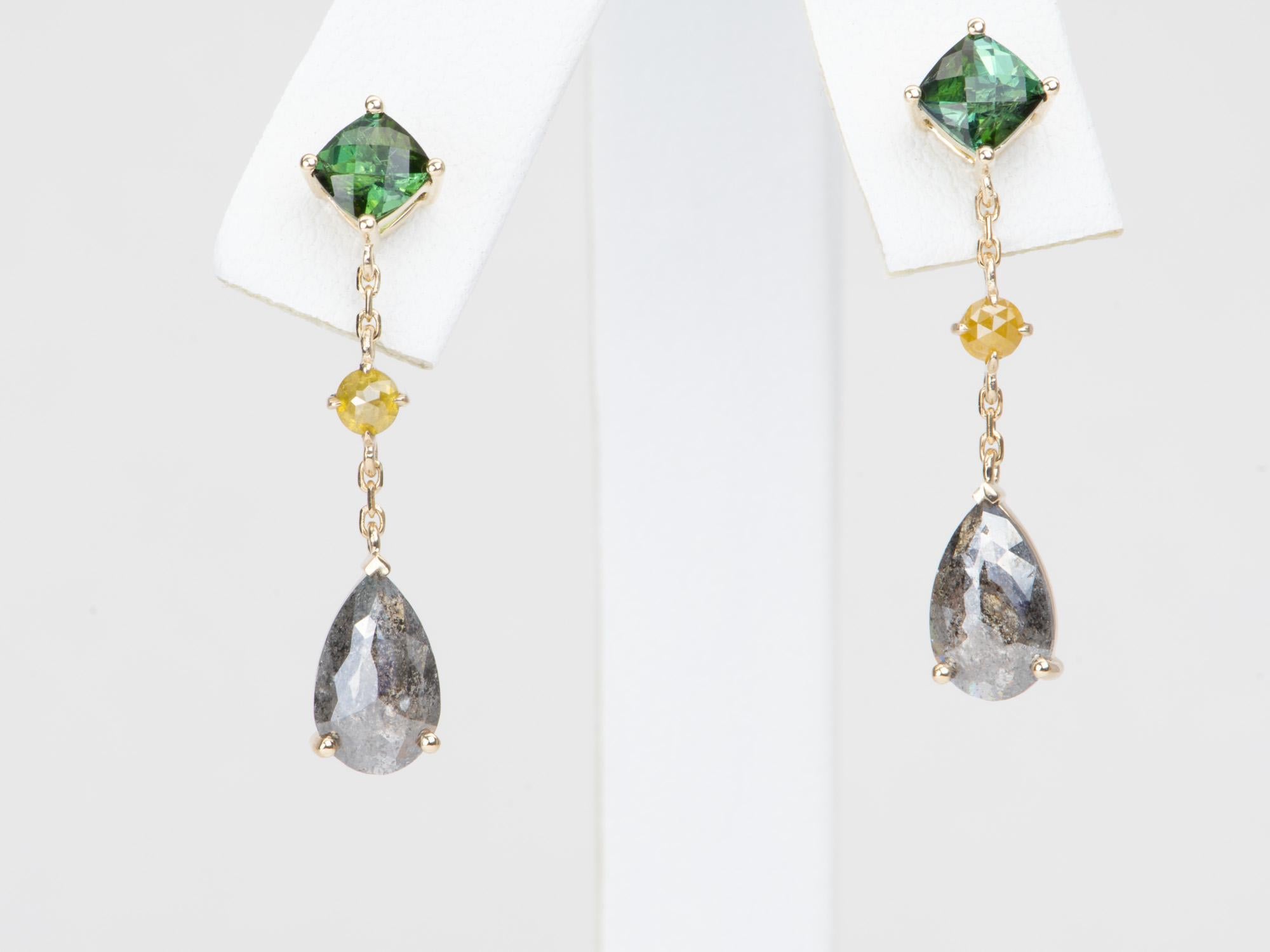 Veredeln Sie Ihren Look mit diesen exquisiten Diamant- und Turmalin-Ohrringen. Das aus 14-karätigem Gold gefertigte Paar verleiht mit seinen Diamanten im Rosenschliff und Chromturmalinen einen Hauch von Luxus. Zeigen Sie Ihren einzigartigen Stil und