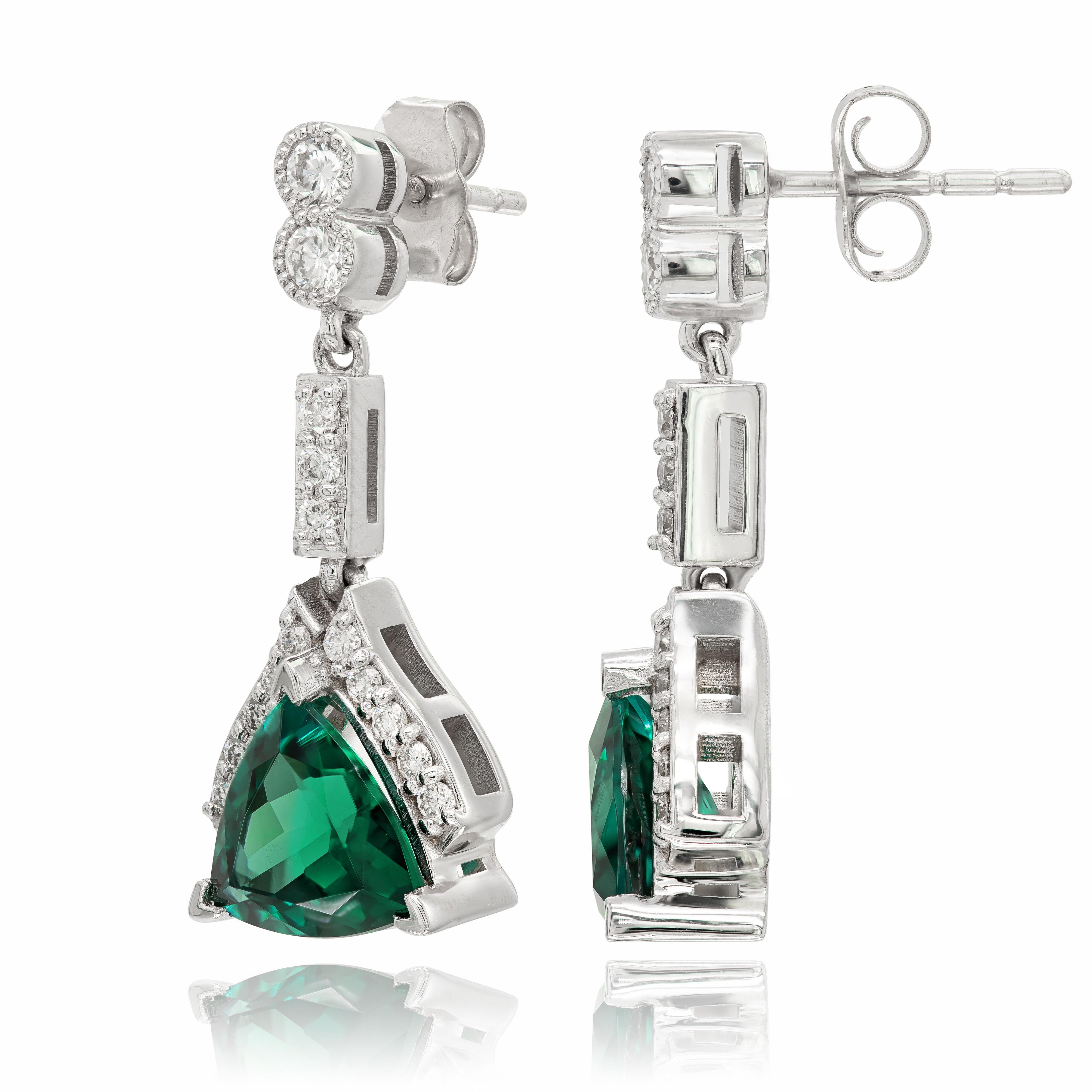 Unsere bezaubernden blau-grünen Turmalin-Ohrringe sind eine harmonische Kombination aus 2,89 Karat faszinierenden Edelsteinen und einer wunderschön strukturierten Fassung aus 14 Karat Weißgold. Der Glanz der Steine auf dem schimmernden Edelmetall