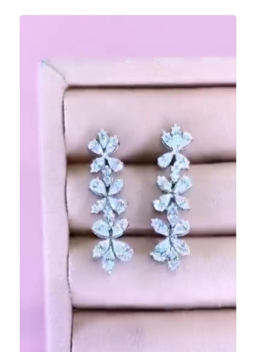 An exclusive Diamonds earrings in flowers design, so original and sophisticated style .
Elevate your timeless of beauty and adds a touch of class and charm on your look.
Stunning earrings come in 18k gold with Natural Diamonds , in special mixed cut