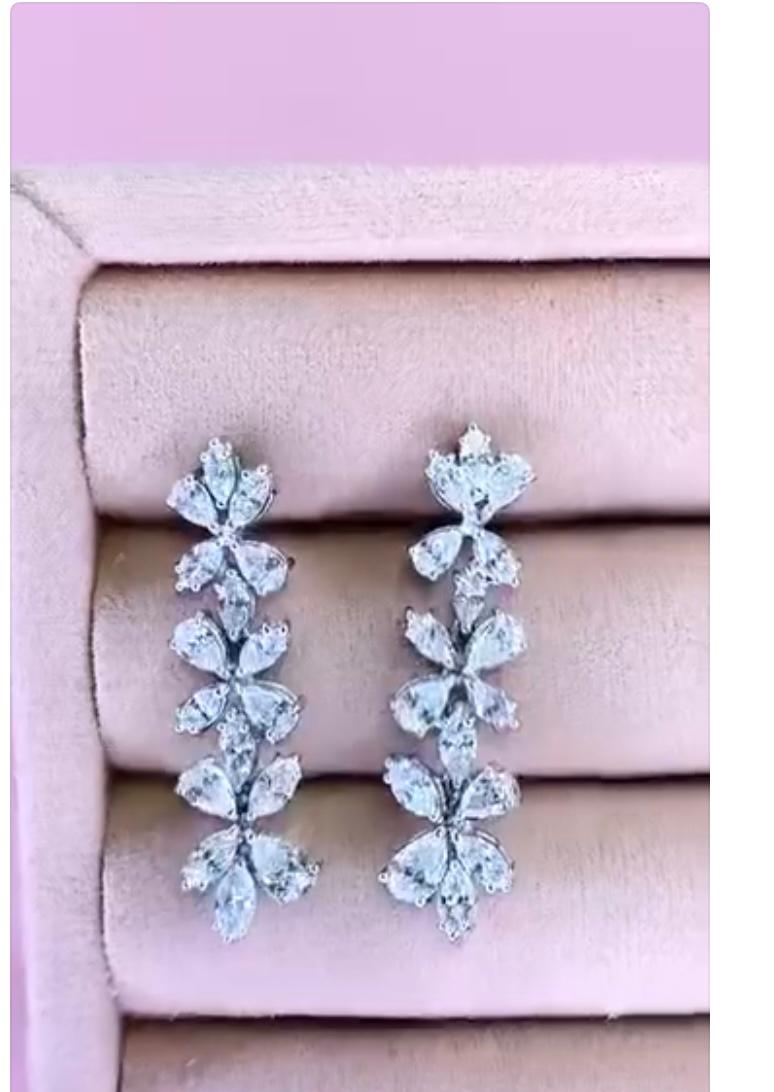 Mixed Cut 2.89 Carat Diamonds 18K Gold Earrings For Sale