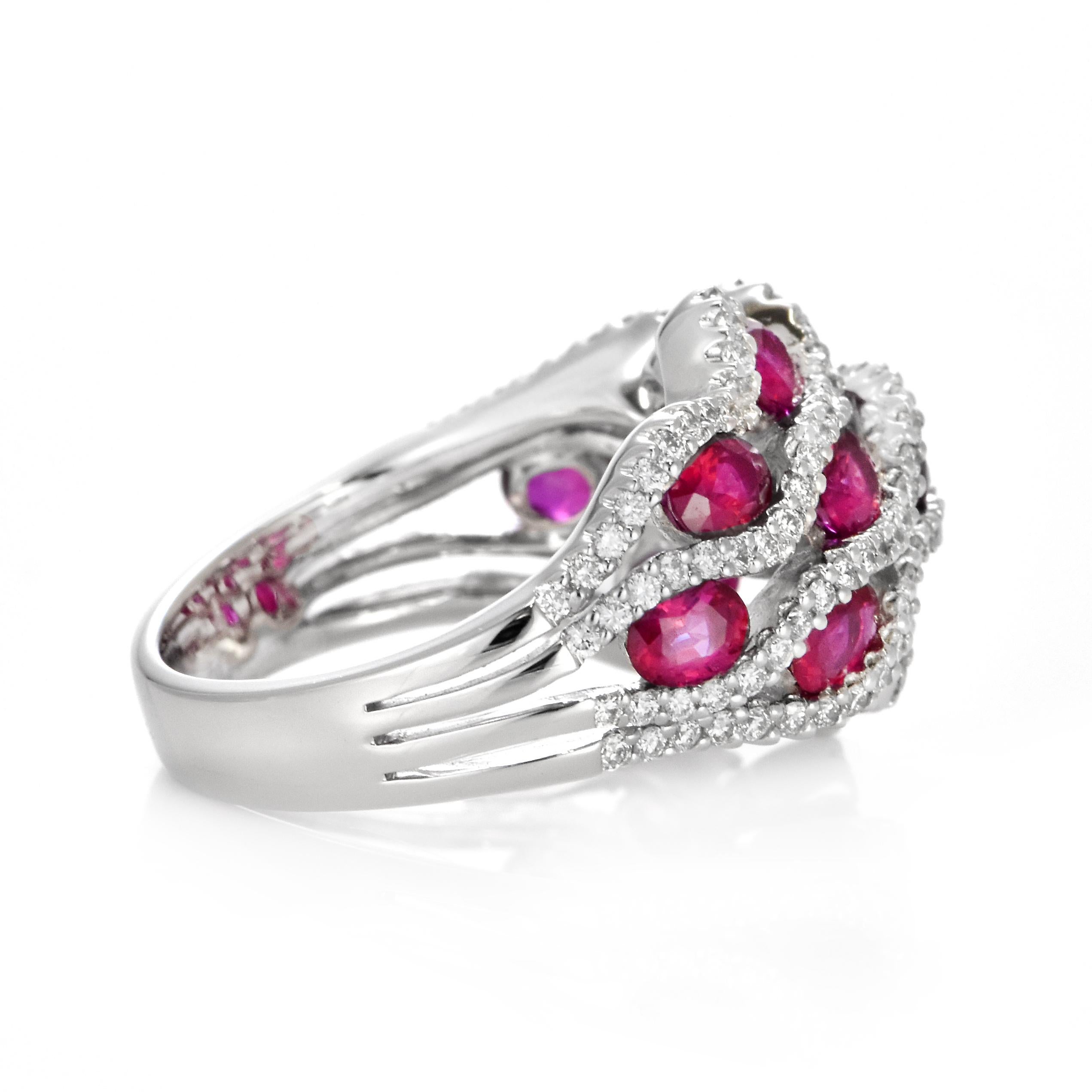 Anillo en racimo de rubíes naturales y diamantes de 2,89 quilates en oro blanco de 18 quilates en venta 5