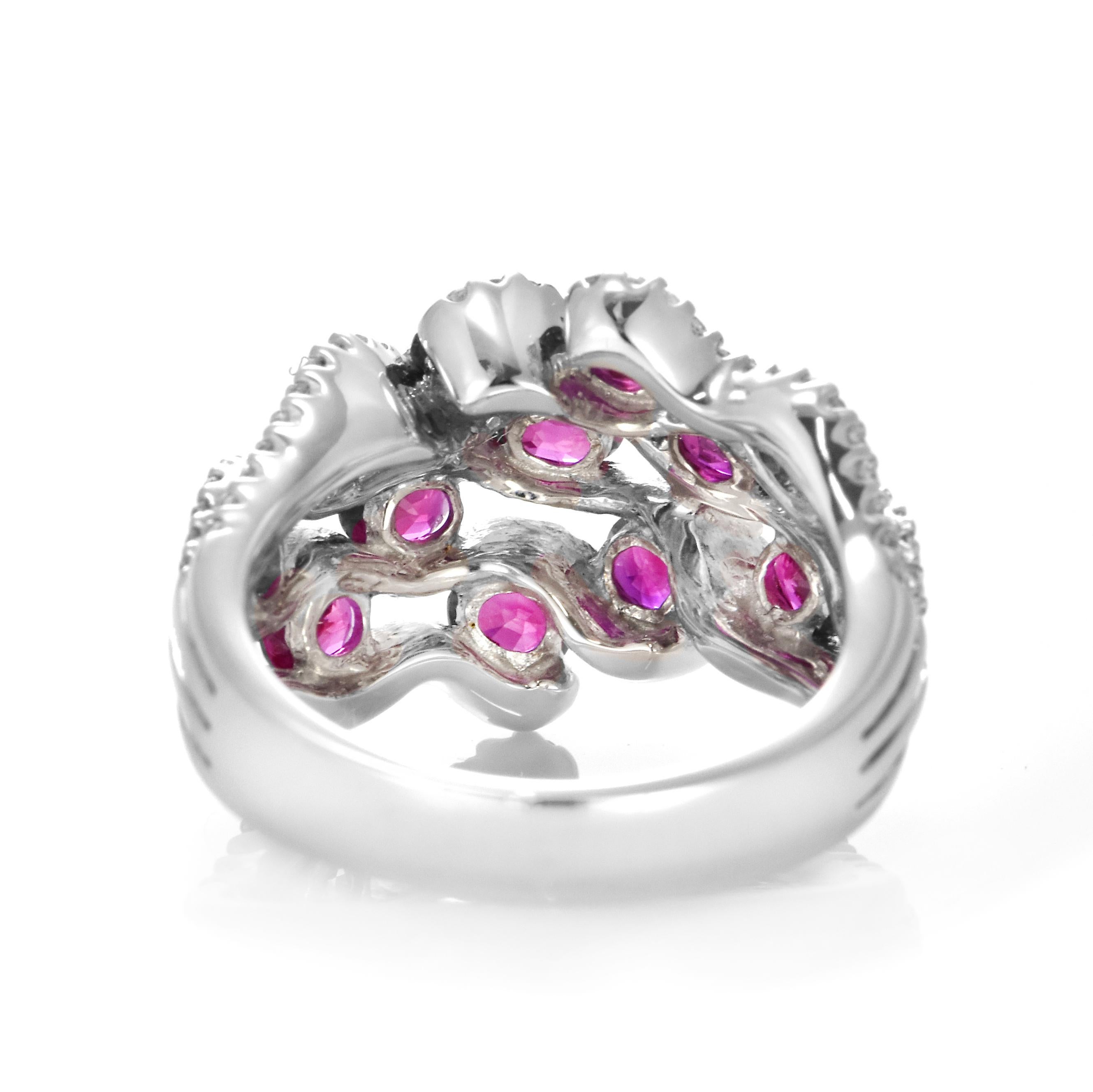 Anillo en racimo de rubíes naturales y diamantes de 2,89 quilates en oro blanco de 18 quilates en venta 6