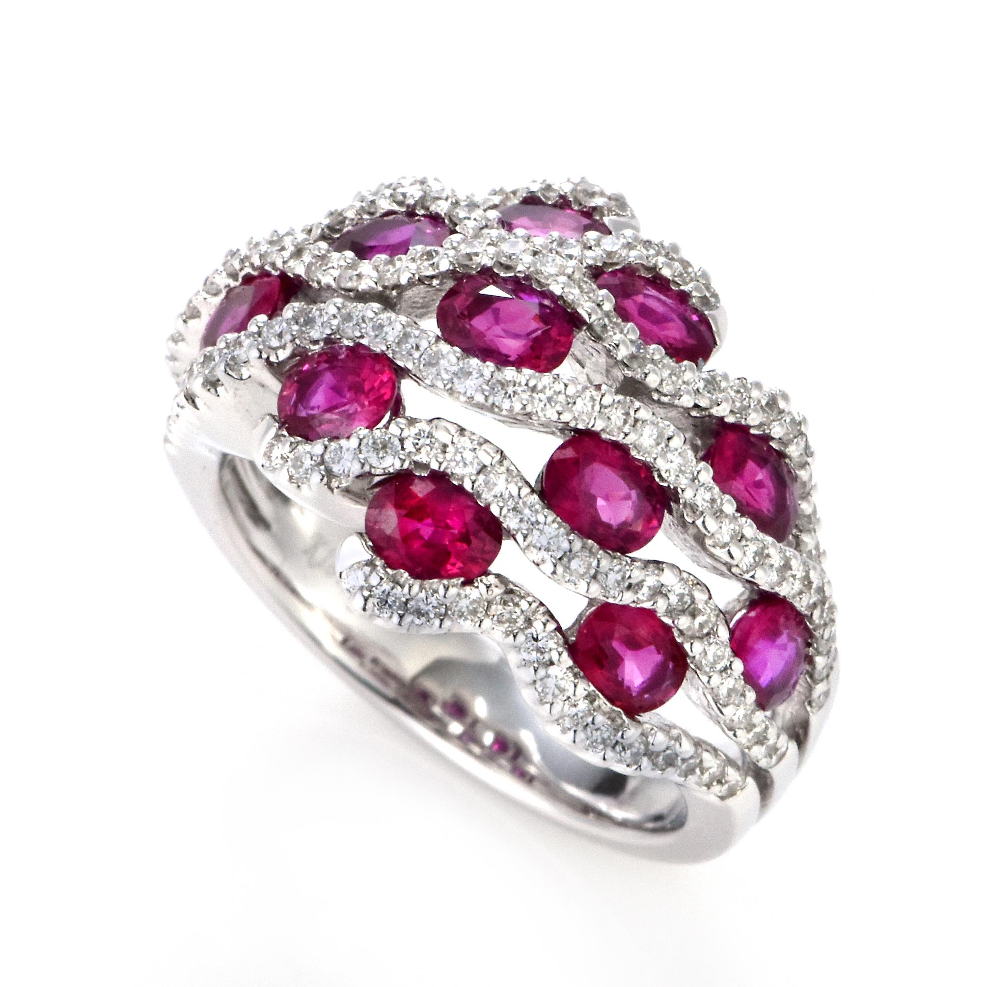 Un precioso Anillo de Oro Blanco de 18 Kilates con Rubíes de 2,89 quilates y Diamantes de 0,84 quilates. En sánscrito, los rubíes reciben el nombre de 