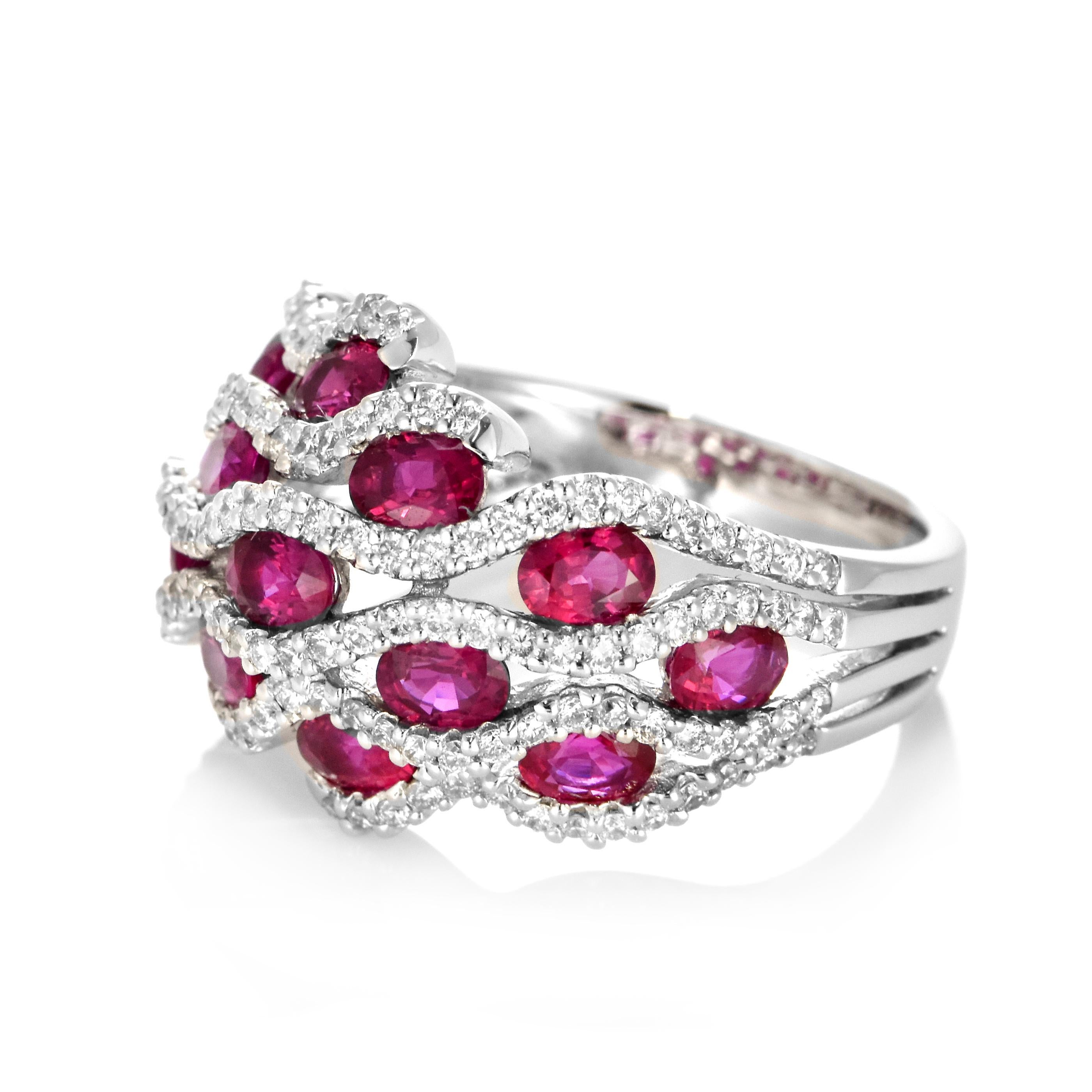 Anillo en racimo de rubíes naturales y diamantes de 2,89 quilates en oro blanco de 18 quilates Moderno en venta