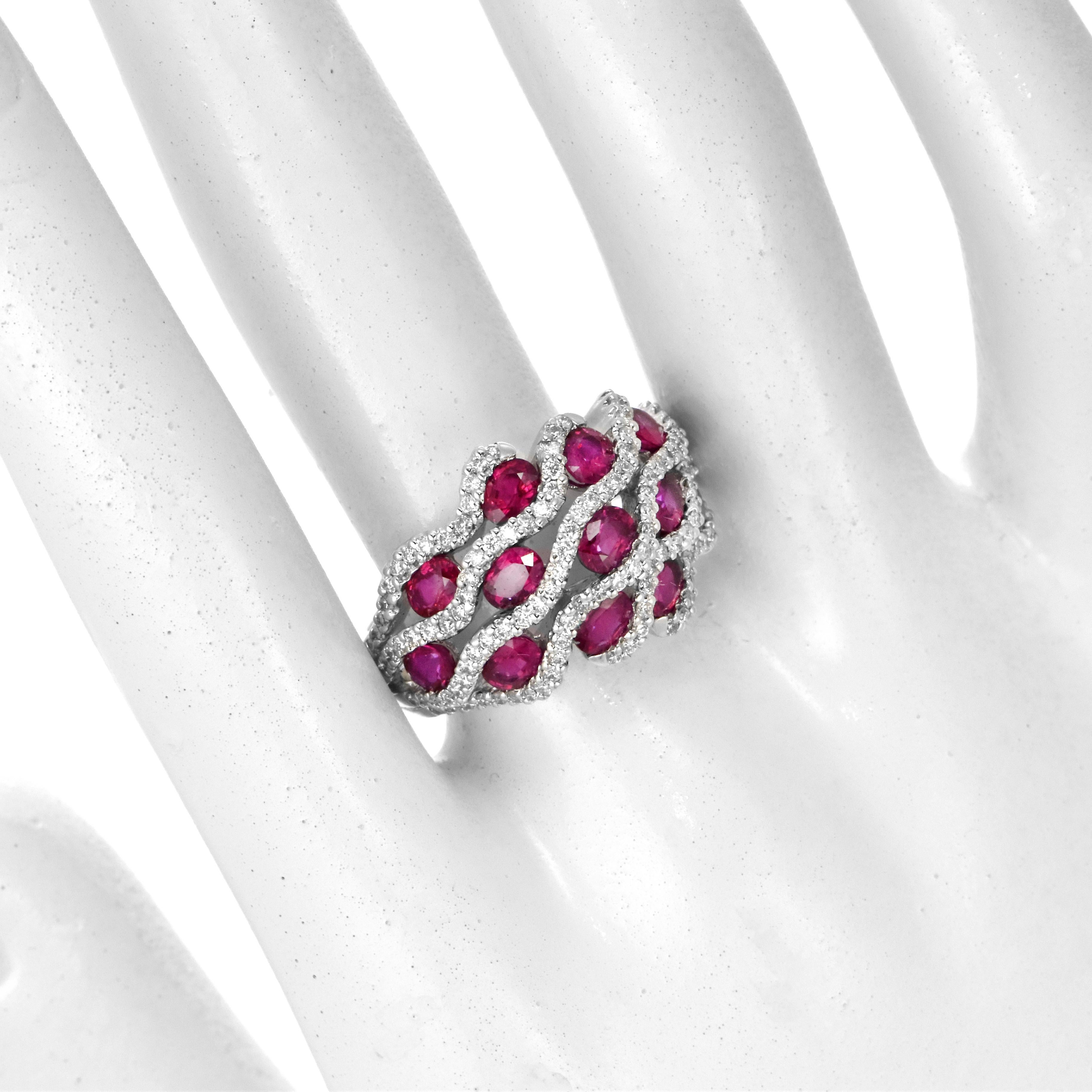 Anillo en racimo de rubíes naturales y diamantes de 2,89 quilates en oro blanco de 18 quilates en Nuevo estado para la venta en Tokyo, JP