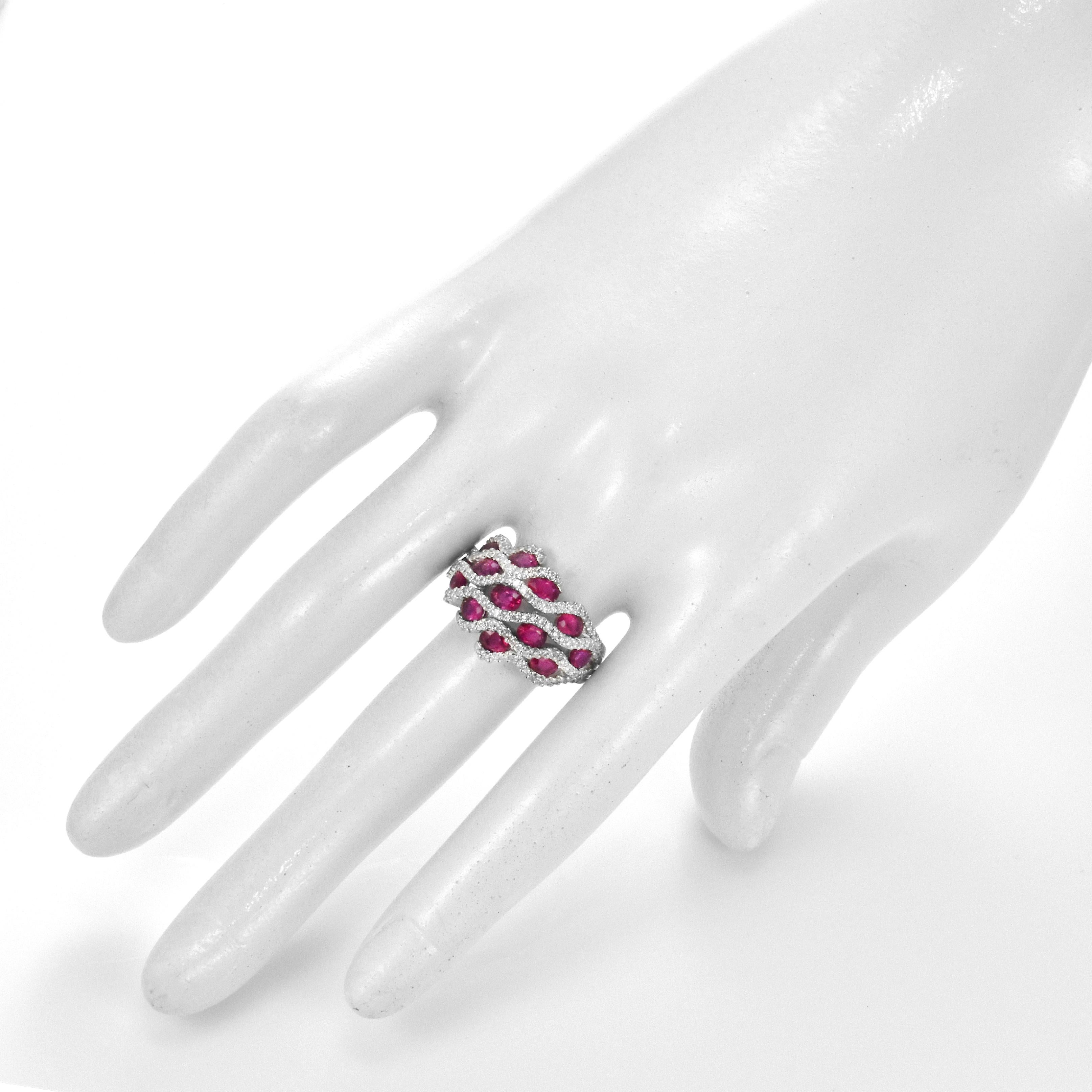 De las mujeres Anillo en racimo de rubíes naturales y diamantes de 2,89 quilates en oro blanco de 18 quilates en venta