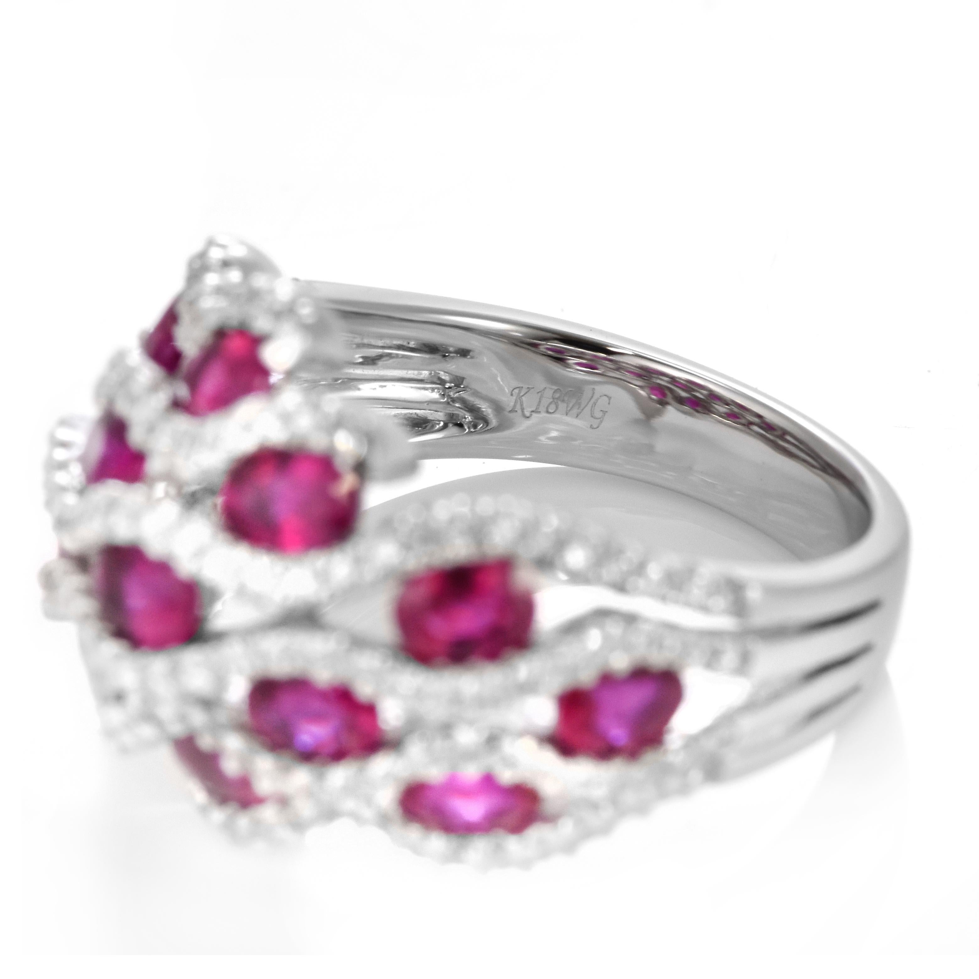 Anillo en racimo de rubíes naturales y diamantes de 2,89 quilates en oro blanco de 18 quilates en venta 1