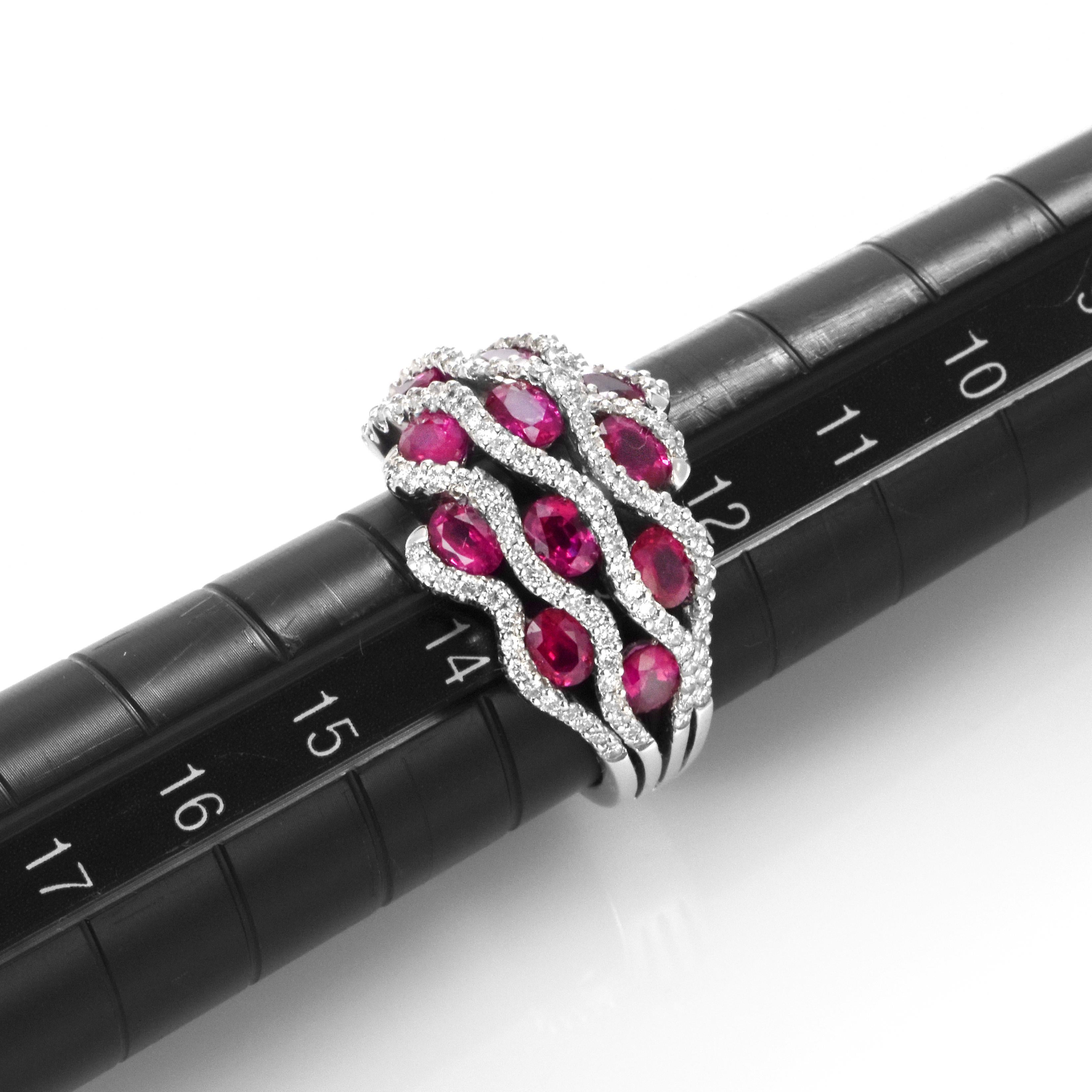 Anillo en racimo de rubíes naturales y diamantes de 2,89 quilates en oro blanco de 18 quilates en venta 3