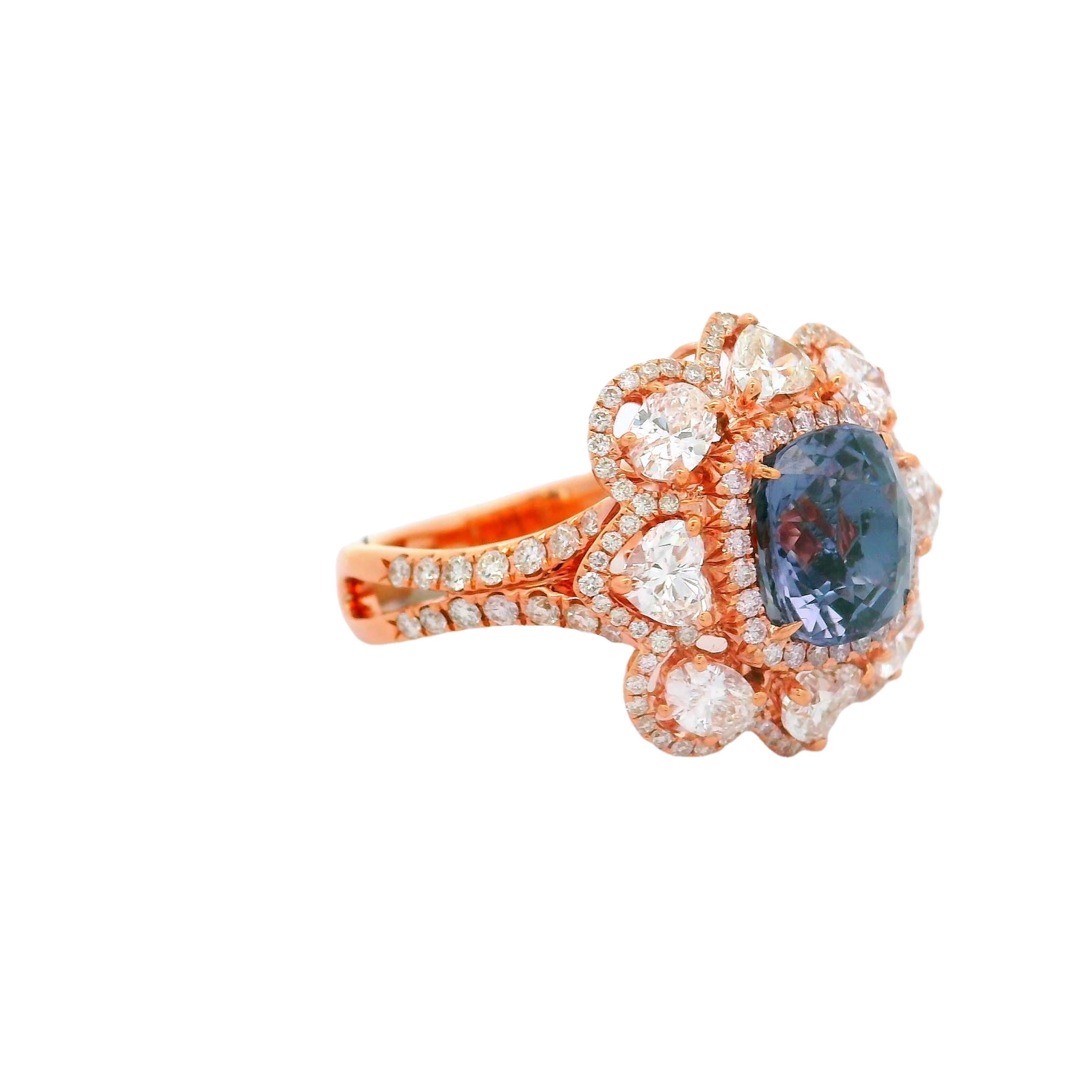 Ein bezaubernder violetter Spinell mit einem Gewicht von 2,89 Karat ist das Herzstück dieses modernen Rings. Der oval geschliffene Spinell ist von einem Kranz weißer Diamanten im Mischschliff mit einem Gesamtgewicht von 2,76 Karat umgeben, die seine