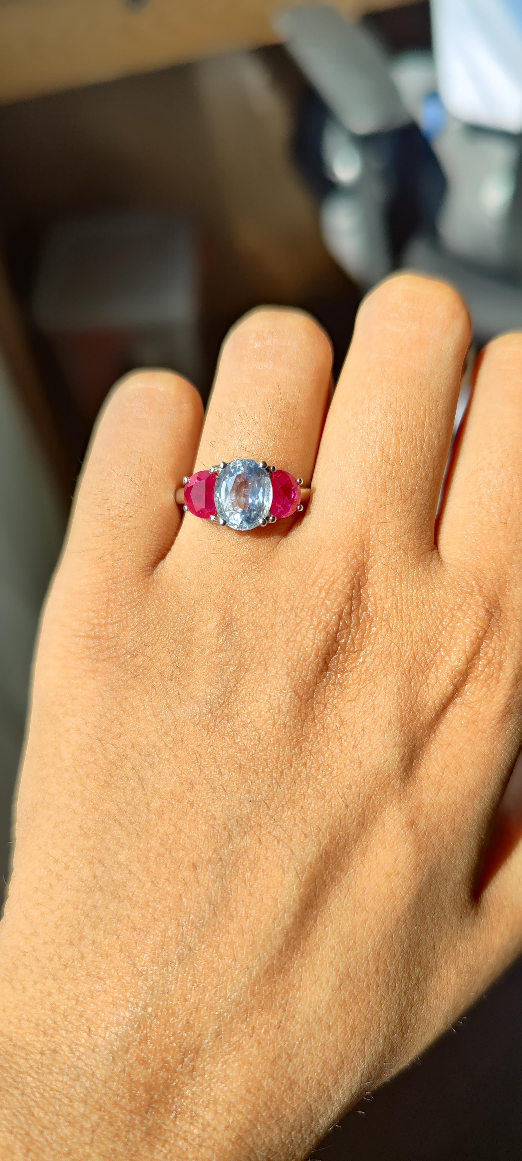 2.89 Ct Blue Sapphire & 1.61 Ct Ruby Three-stone 18K Gold Ring In New Condition For Sale In Bangkok, TH