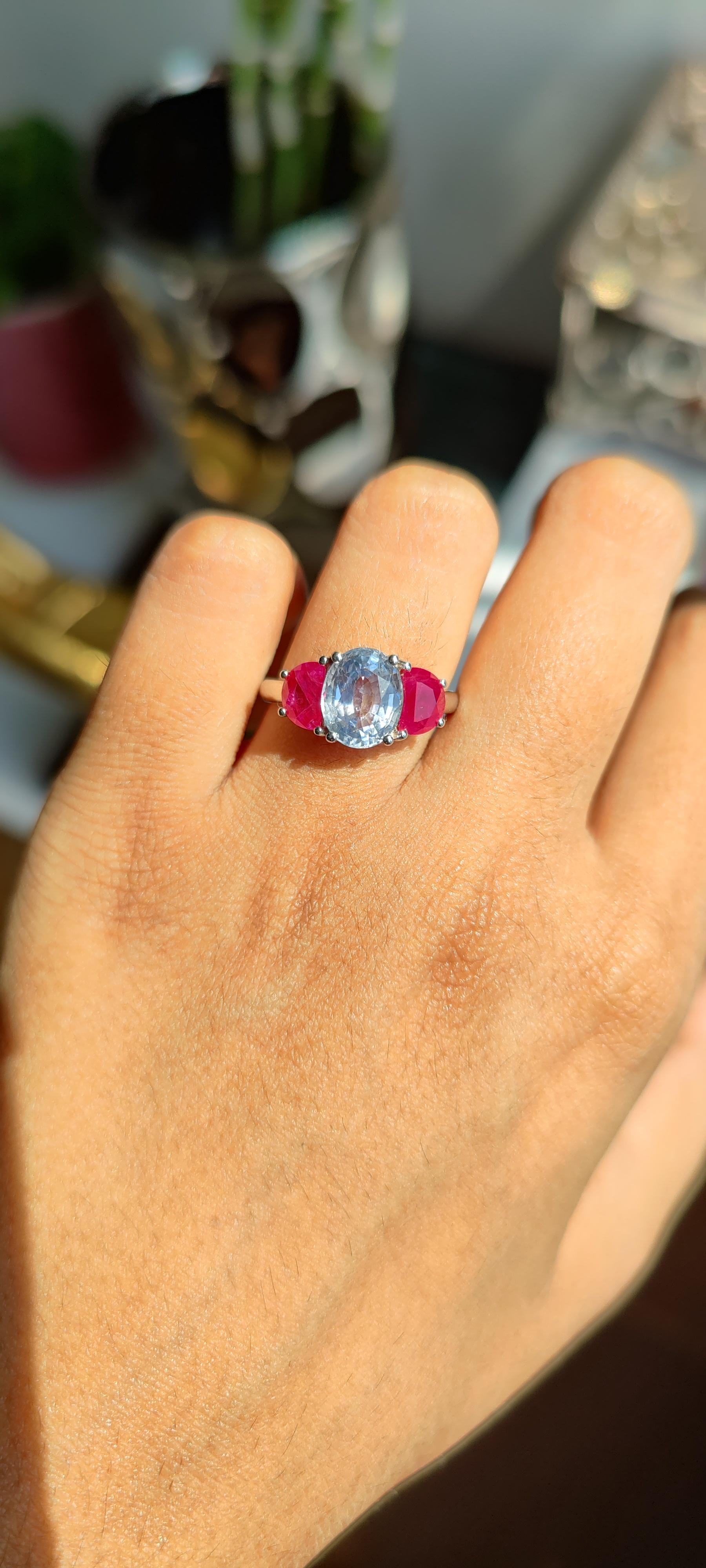 2.89 Ct Blue Sapphire & 1.61 Ct Ruby Three-stone 18K Gold Ring For Sale 1
