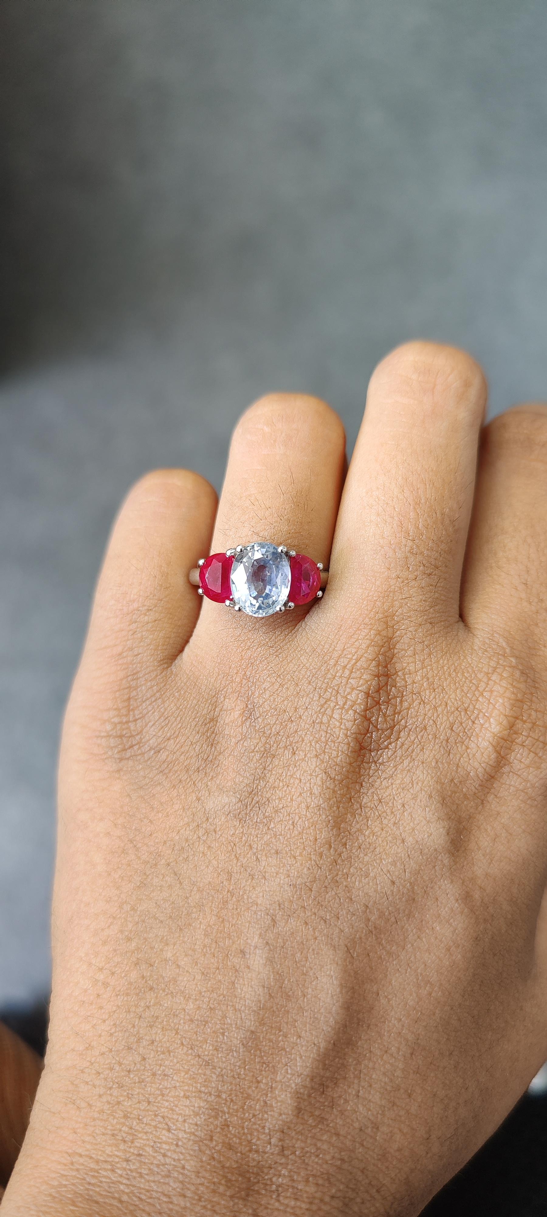 2.89 Ct Blue Sapphire & 1.61 Ct Ruby Three-stone 18K Gold Ring For Sale 3
