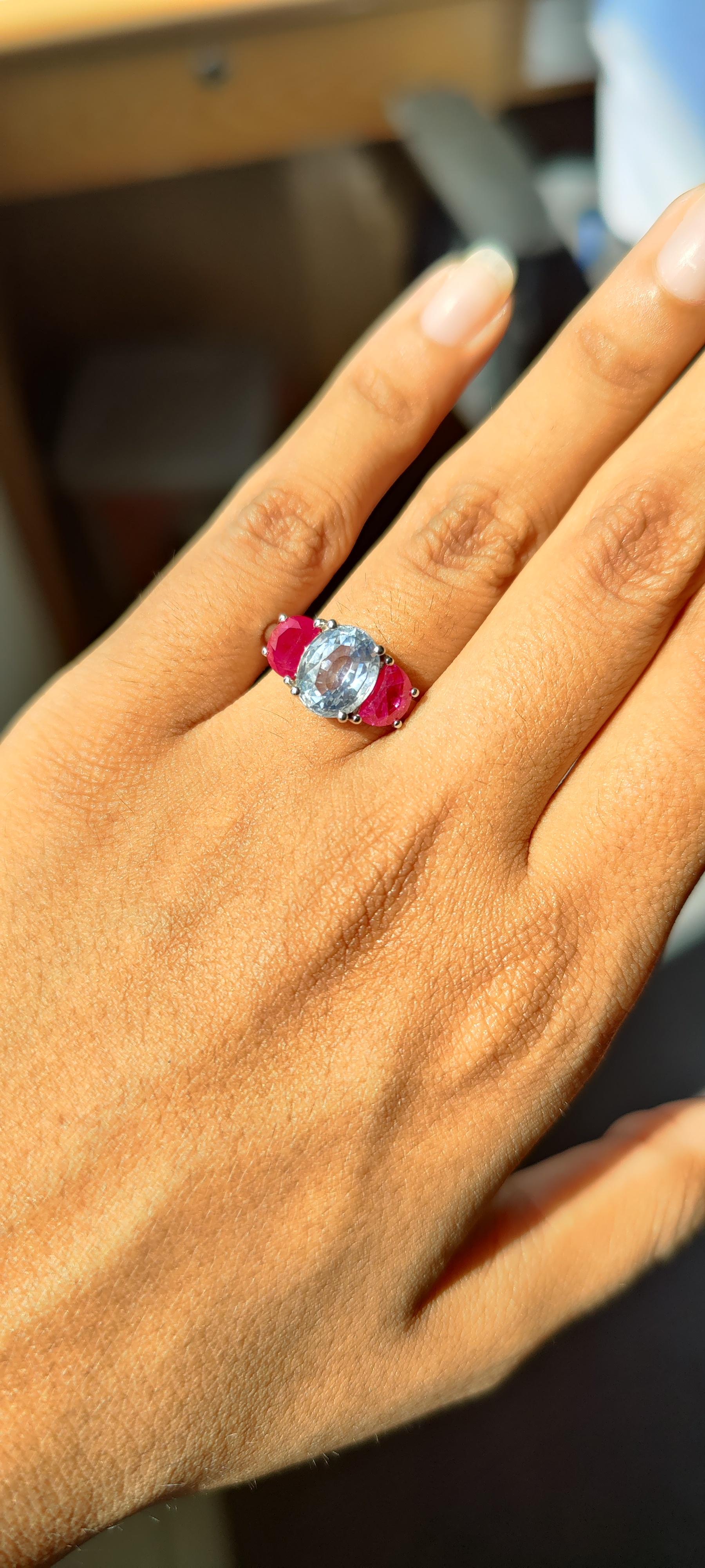 Modern 2.89 Ct Blue Sapphire & 1.61 Ct Ruby Three-stone 18K Gold Ring For Sale