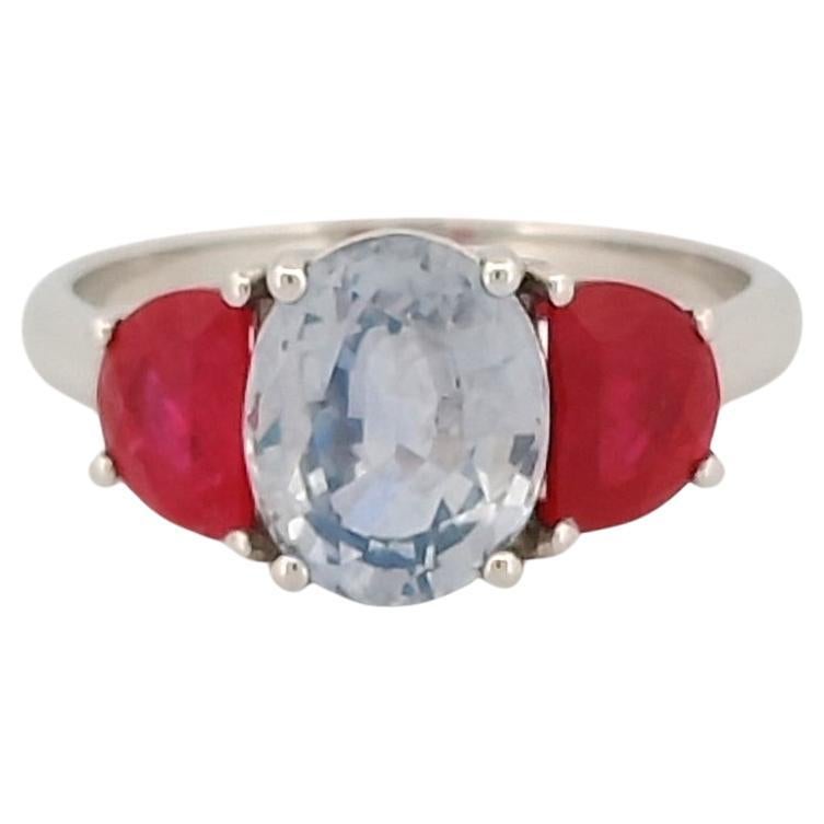 Bague à trois pierres en or 18 carats, saphir bleu 2,89 carats et rubis 1,61 carat en vente