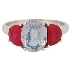 Bague à trois pierres en or 18 carats, saphir bleu 2,89 carats et rubis 1,61 carat