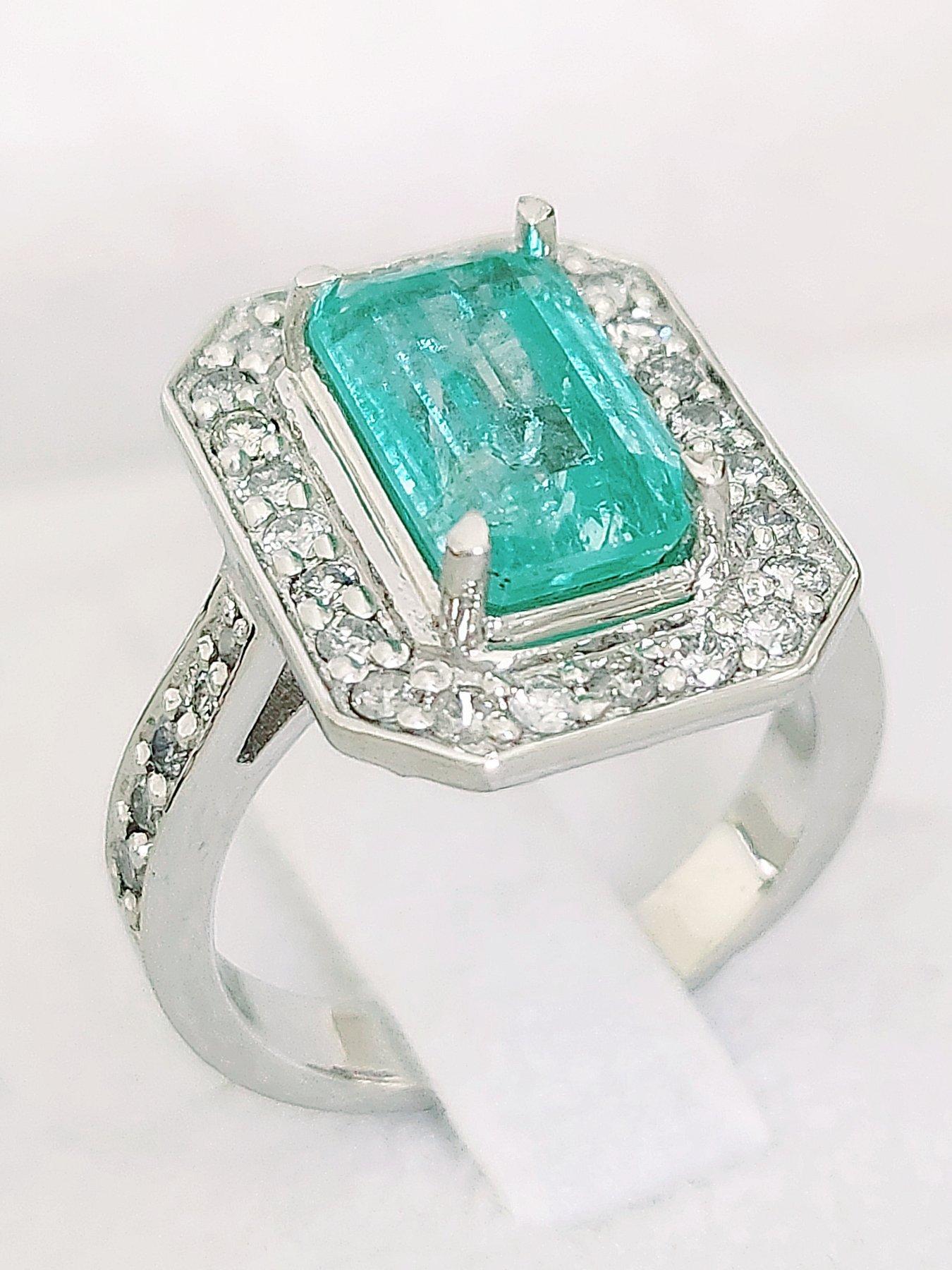 A beautiful Emerald ring made of 14K white gold.
In the center of the ring is a emerald-shaped Emerald gem weighing 2.89 carats, Green color.
Around the Emerald and on the sides of the ring are set 34 natural Diamonds with a total weight of 1.14